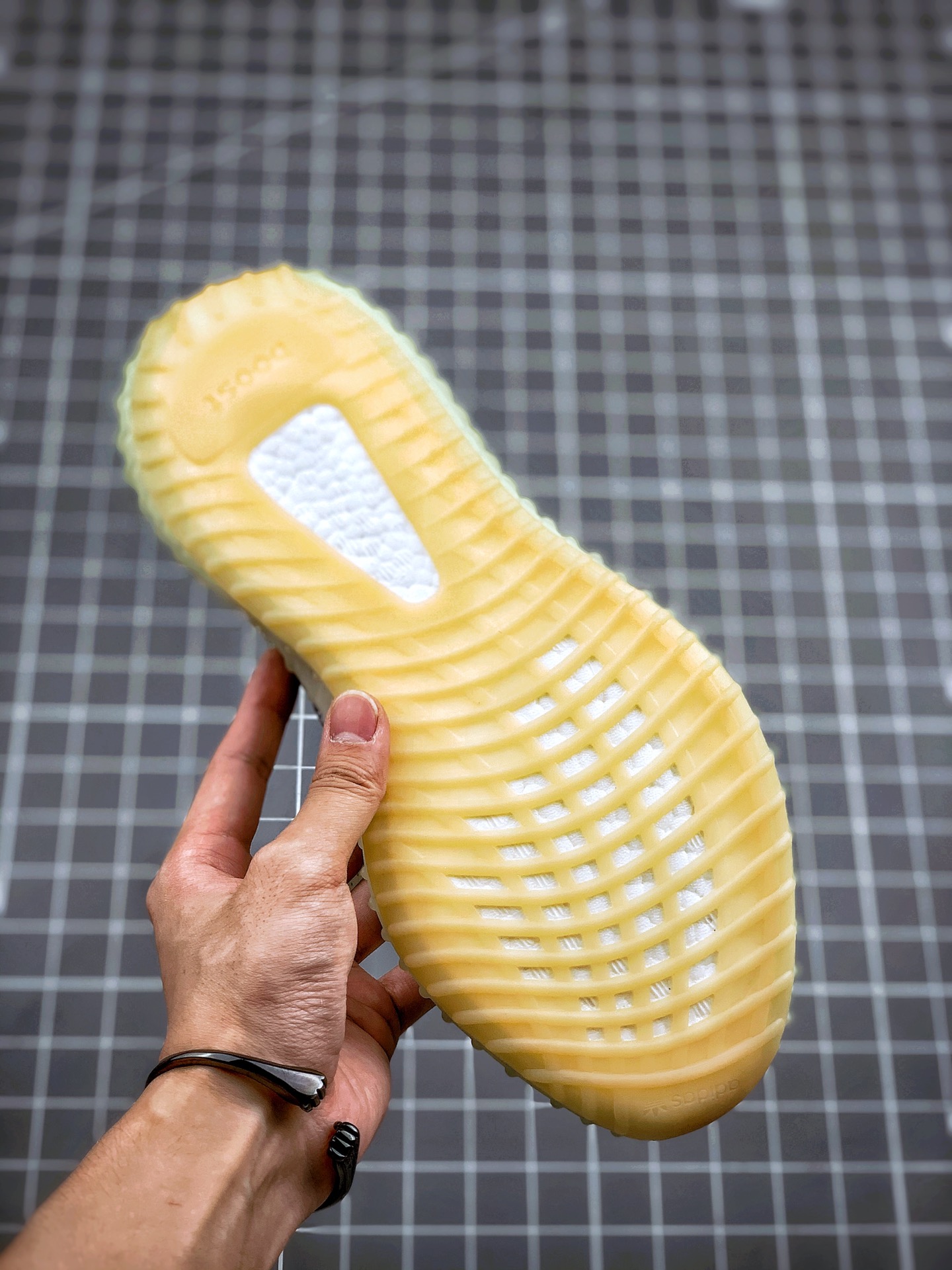 200 Yeezy 350V2 ”Yeshaya” 灰天使
