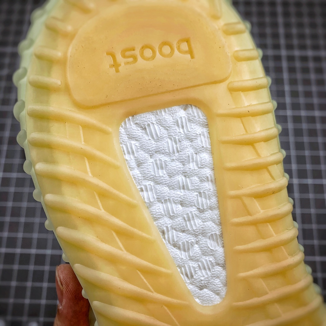 200 Yeezy 350V2 ”Yeshaya” 灰天使