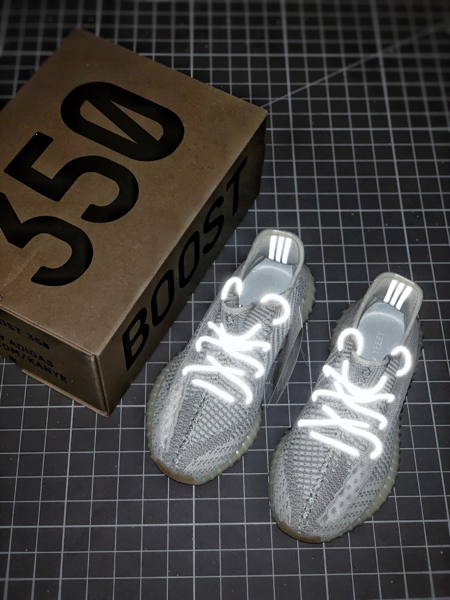 200 Yeezy 350V2 ”Yeshaya” 灰天使