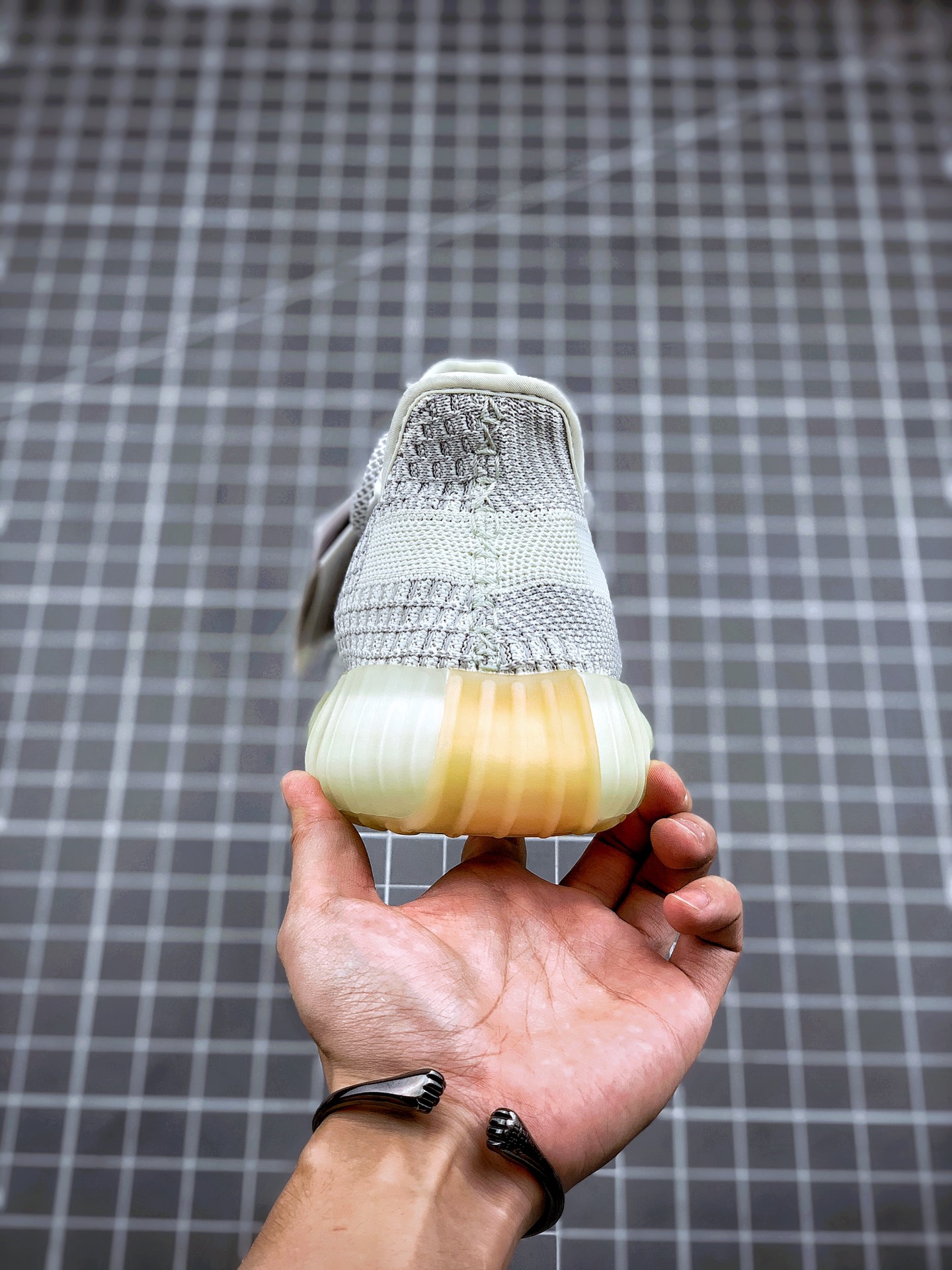 200 Yeezy 350V2 ”Yeshaya” 灰天使