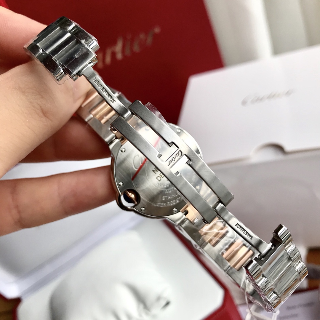 批:2200 刚开始搞到这个货我内心是拒绝的,机械表相比石英表虽然高端,但好多人并不是很了解机械表,所以可能因操作或常识性问题相比石英款会多出很多问题。利润还没石英表高,属于出力不讨好的款。
但还是有很多人喜欢机械款,这是实用品和艺术品的差别,而石英表也好,智能腕表也好,说白了都是实用品,经过机械化大生产或现代化流水线生产出的这些腕表虽然都称其为表,但是艺术品和实用品实际上是"泾渭分明”,甚至"天壤之别”。
卖了很多石英款蓝气球,相信大家都知道咱家的品质,你带出去进出专柜你是没有任何压力的,甚至你去专柜调整个表带长短,长期看专柜货的柜员也看不出区别,所以你戴出去放一百二十个心!
还有一些机械表注意事项:
这款属于卡地亚的自动上弦手表,其能量来源于佩戴者手臂的运动,故正常佩戴情况下不需手动上弦,只有因佩戴者运动量不足以给发条补充足够能量的时候,可能需要手动调试,这也是很多不懂机械表容易误解的地方,总觉得表有问题。另外为防止湿气渗入表壳和保持机械表的防水性能,请调试完手表一定确保表冠已经锁紧。还有一个常识就是防水表也只是日常防水,热水有时也是防不了的,这一点你们可以查询一下相关知识!33mm表径!原装ETA2671机芯!三种搭配!经典白面、经典粉面、间金贝母面!配市场最高版本包装可媲美原包装,送礼体面!