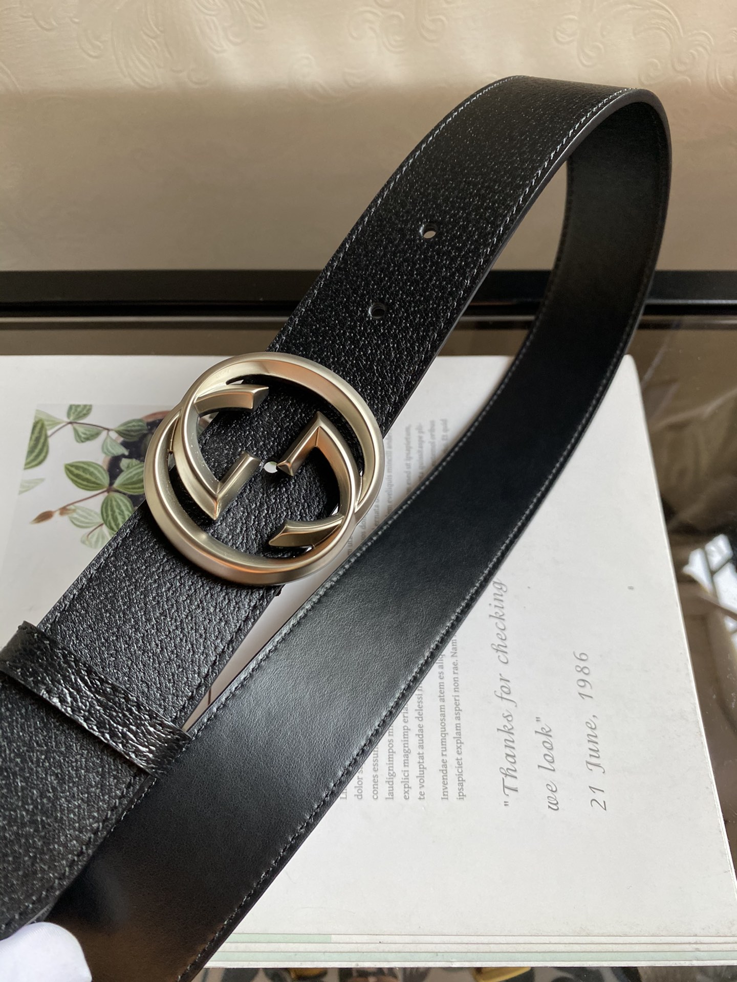 古驰:头层小牛皮腰带采用热压制作,以获得野猪皮效果,内衬平纹小牛皮底,饰以经典扣 5