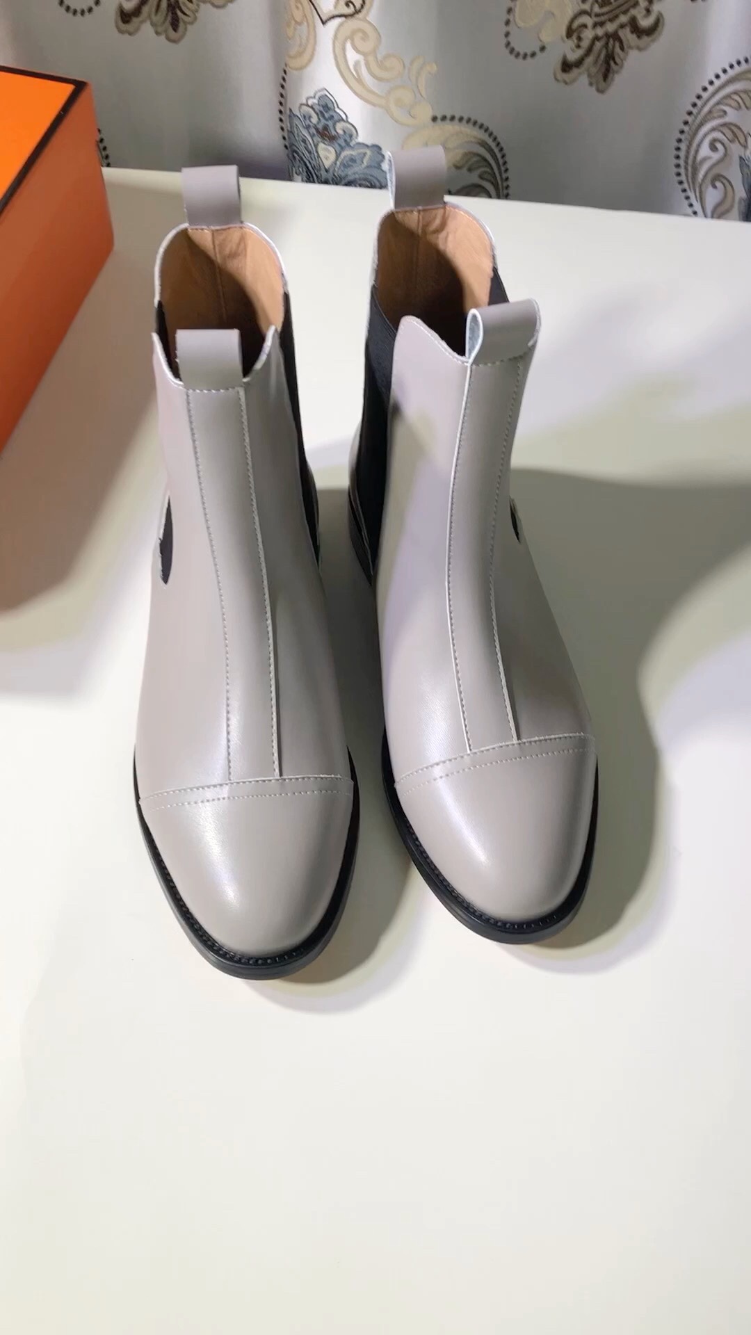 Elegant Elephant Gray Leather Chelsea Boots for Women - Ankle Booties