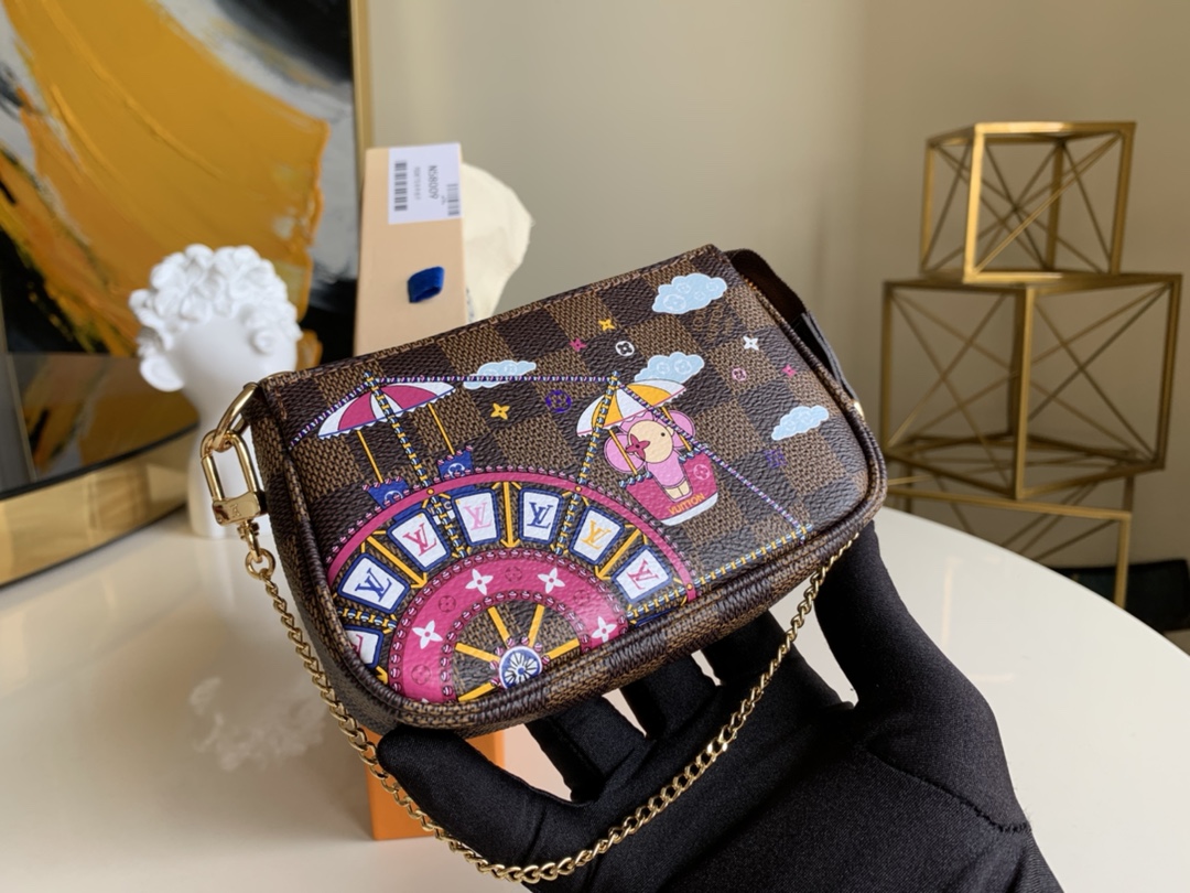 NO:399678,[Exclusive real photo N58009 umbrella silk screen] Whether placed in other handbags or carried alone, this Mini Pochette Accessoires is a striking and fashionable highlight. The car pattern style with classic handbags is cute, adding vivid and lively decorative features to this practical handbag. L., LV [original leather], louis vuitton, umbrellas19860909【独家实拍N58009雨伞丝印】无论放于其他手袋还是单独携带,此款Mini Pochette Accessoires均是引人注目的时尚亮点.搭配经典手袋的汽车图案风格可爱,为此款实用手袋增添生动活泼的装饰特色 L.,LV【原厂皮】,louis vuitton,umbrellas,Bag