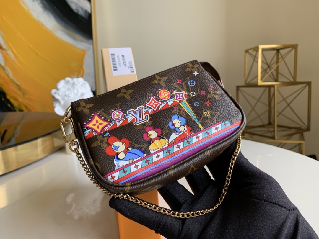 NO:399681,【Exclusive real-life M58009 Star Silk Screen】 Whether placed in other handbags or carried alone, this Mini Pochette Accessoires is a striking and fashionable highlight. The car pattern style with classic handbags is cute, adding vivid and lively decorative features to this practical handbag. L., LV [original leather], louis vuitton19860909【独家实拍M58009星星丝印】无论放于其他手袋还是单独携带,此款Mini Pochette Accessoires均是引人注目的时尚亮点.搭配经典手袋的汽车图案风格可爱,为此款实用手袋增添生动活泼的装饰特色 L.,LV【原厂皮】,louis vuitton,Bag