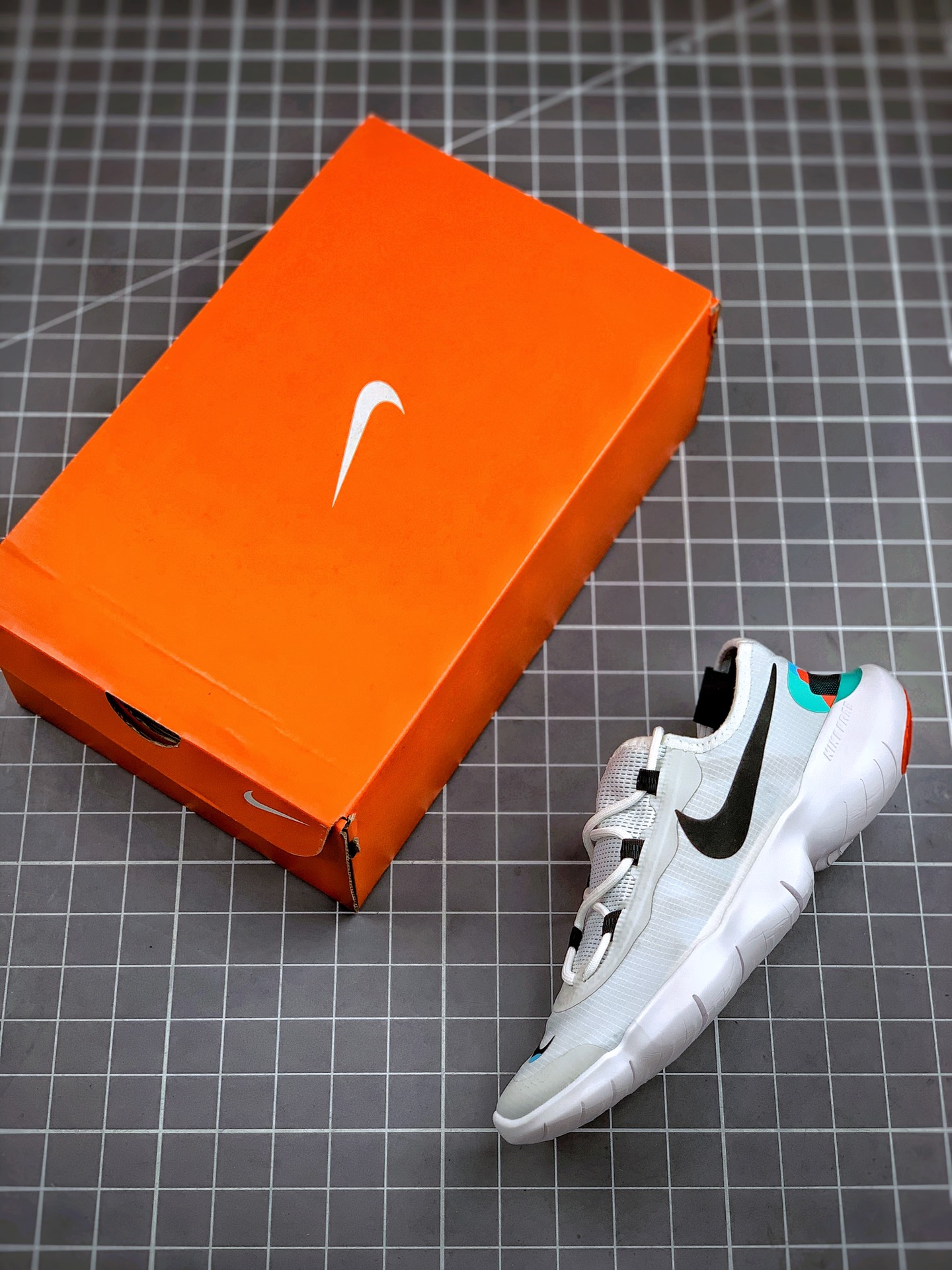 160   NIKE FREE RN FLYKNIT 5.0 赤足轻便跑鞋 CV9305-100