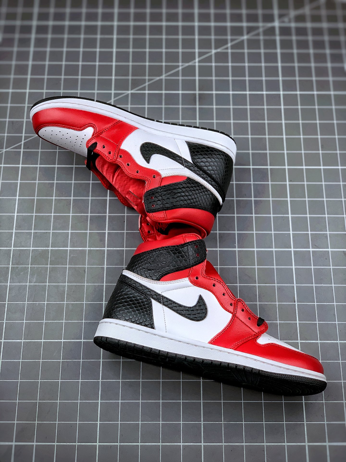 290 Air Jordan 1 WMNS “Satin Snake” 丝绸蛇纹芝加哥 货号：CD0461-601