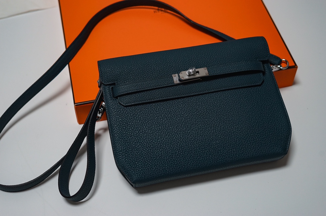 NO:699119,Actual half-hand ready-made Kelly Deeches 25cm handbag/shoulder bag Togo leather beeswax thread sewing, unisex model. (with additional shoulder strap) can be carried by hand or shoulder, one bag is multi-purpose. Both the hand strap and shoulder strap are detachable., Hermes, hermes, satchels, Hermes,19860909实半手现货 Kelly Deeches 25cm 手包/挎包 Togo 皮蜜蜡线缝制 男女通用款 .(有另外配肩带)可手拿可肩背,一包多用.手拿带、肩带都可拆卸.,爱马仕,hermes,satchels,Hermes,,Bag