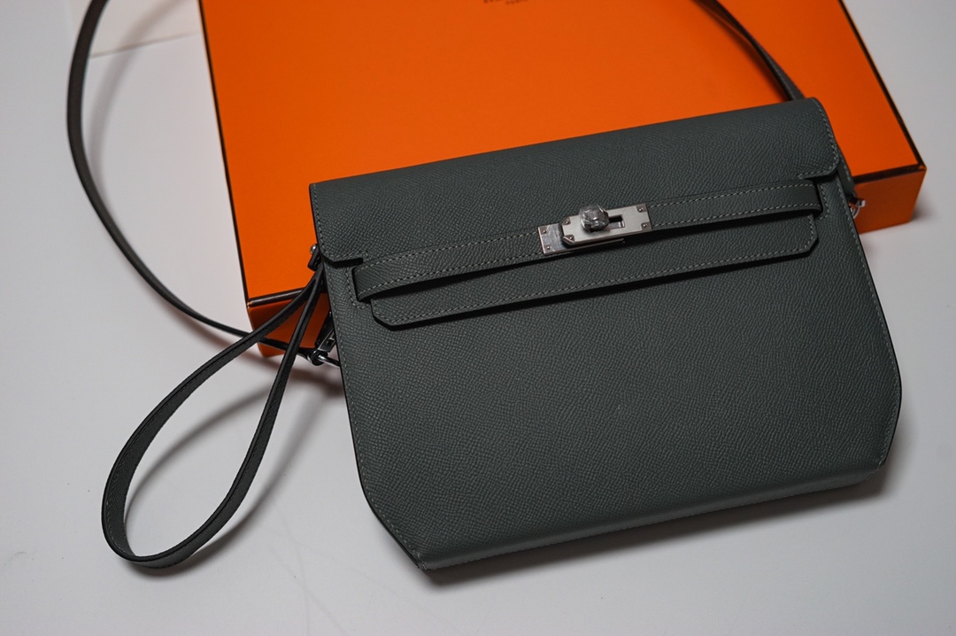 NO:699122,Semi-ready stock Kelly Deeches 25cm handbag/shoulder bag sewn with esom leather beeswax thread, unisex style. (with additional shoulder strap) can be carried by hand or shoulder, one bag is multi-purpose. Both the hand strap and shoulder strap are detachable. Hermes, hermes, satchels, Hermes,19860909半手现货 Kelly Deeches 25cm 手包/挎包 esom皮蜜蜡线缝制 男女通用款 .(有另外配肩带)可手拿可肩背,一包多用.手拿带、肩带都可拆卸.,爱马仕,hermes,satchels,Hermes,,Bag