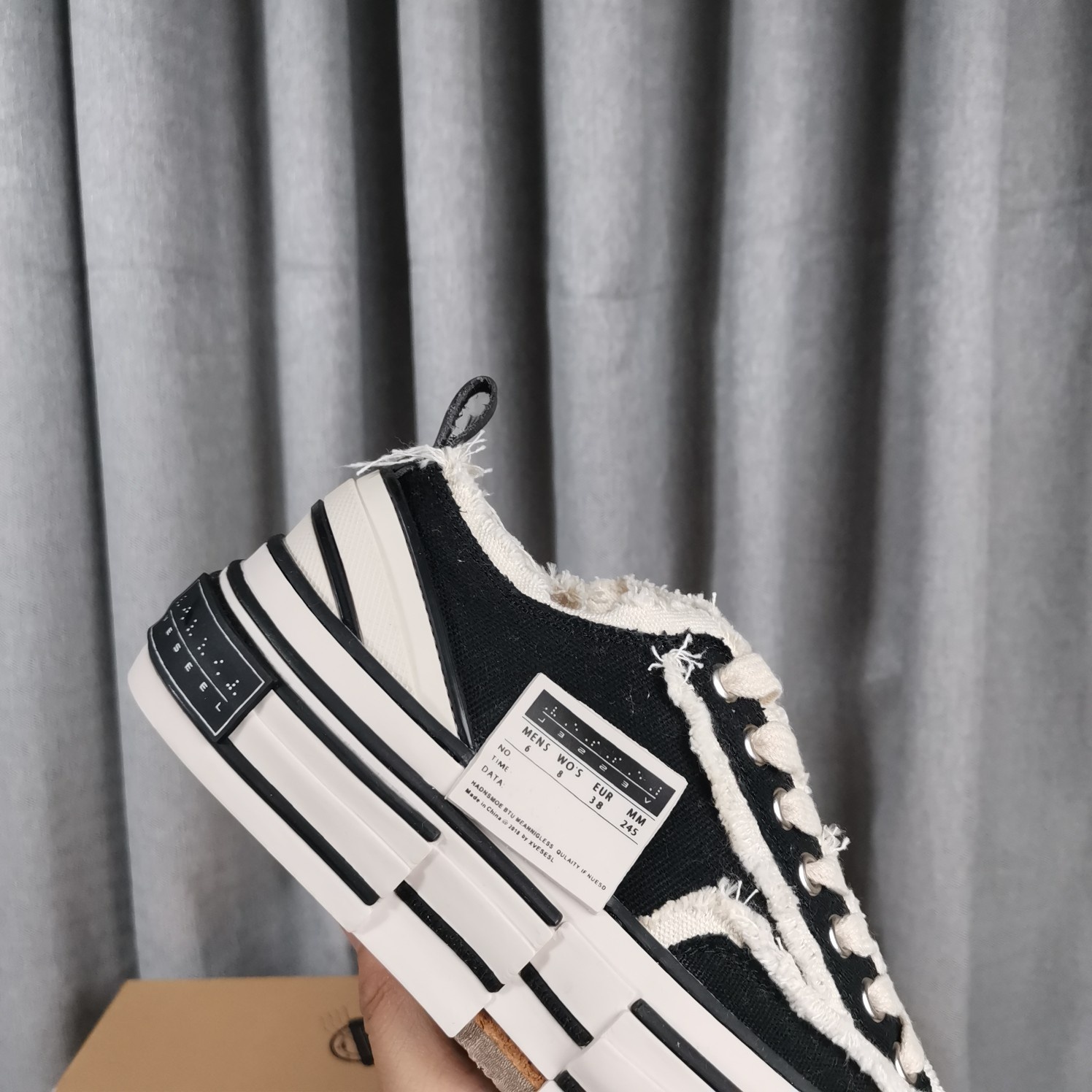 NO:756227,Actual price 'Top version flame logo' Wu Jianhao's same style ~ {men and women couple} ~ 'Beggars Shoes' ~ high quality, high version; the three-dimensional texture of corduroy, integrated with tie-dye technology, instantly full of high-end feeling, every color combination is YYDS. This Peach × by piec × has an avant-garde design, three pairs are spliced into one pair, and the laces and tongues are designed with raw edges, Beggar Series xVESSE*  It is said to be the world's first pair of cork vulcanized shoes. Not many people dare to use real wood to make this shoe. I am sure that the version I have is a real cork version, not the glue version on the market. If you look carefully at the sole, you will see part of the cork exposed, which is full of artistic and retro feeling. At the same time, the design of the shoe has a sense of deconstruction and reorganization. This is why these shoes look like canvas shoes, but they have a sense of science fiction and space. The midsole is filled with cork.  The design of the upper, which perfectly combines ancient handmade leather shoe craftsmanship with vulcanized shoes, also follows the design style of deconstruction and reorganization, and is cool and handsome to the end. Women's model 35-40 (40 customized items are non-returnable) Men's model 39-45,19860909实价《顶级版本火焰标》 吴建豪同款～{男女情侣 款}～《乞丐鞋》~高品质,高版本 ； 灯芯绒立体的质感,融入扎染工艺,瞬间高级感拉满呀,每一个配色都YYDS 这款Peac×by piec×设计前卫,以三双拼接一双,鞋带和鞋舌的地方运用了毛边的设计,乞丐系列 xVESSE* 号称是世界上第一双软木硫化鞋的鞋,没几家敢用真木头去做这货认准我的是真软木版本绝非市面滴胶版本.仔细看鞋底,会露出一部分的软木,充满了艺术感和复古的感觉,同时鞋子的设计颇有解构与重组的设计感,这也是这双鞋看起来像帆布鞋,却很有科幻感和空间感的原因所在. 中底软木填充 把古法手工皮鞋工艺与硫化鞋完美结合鞋面的设计也是沿袭了解构与重组的设计风格,将酷帅进行到底 女款35-40（40定制不退换） 男款39-45,,Men's shoes