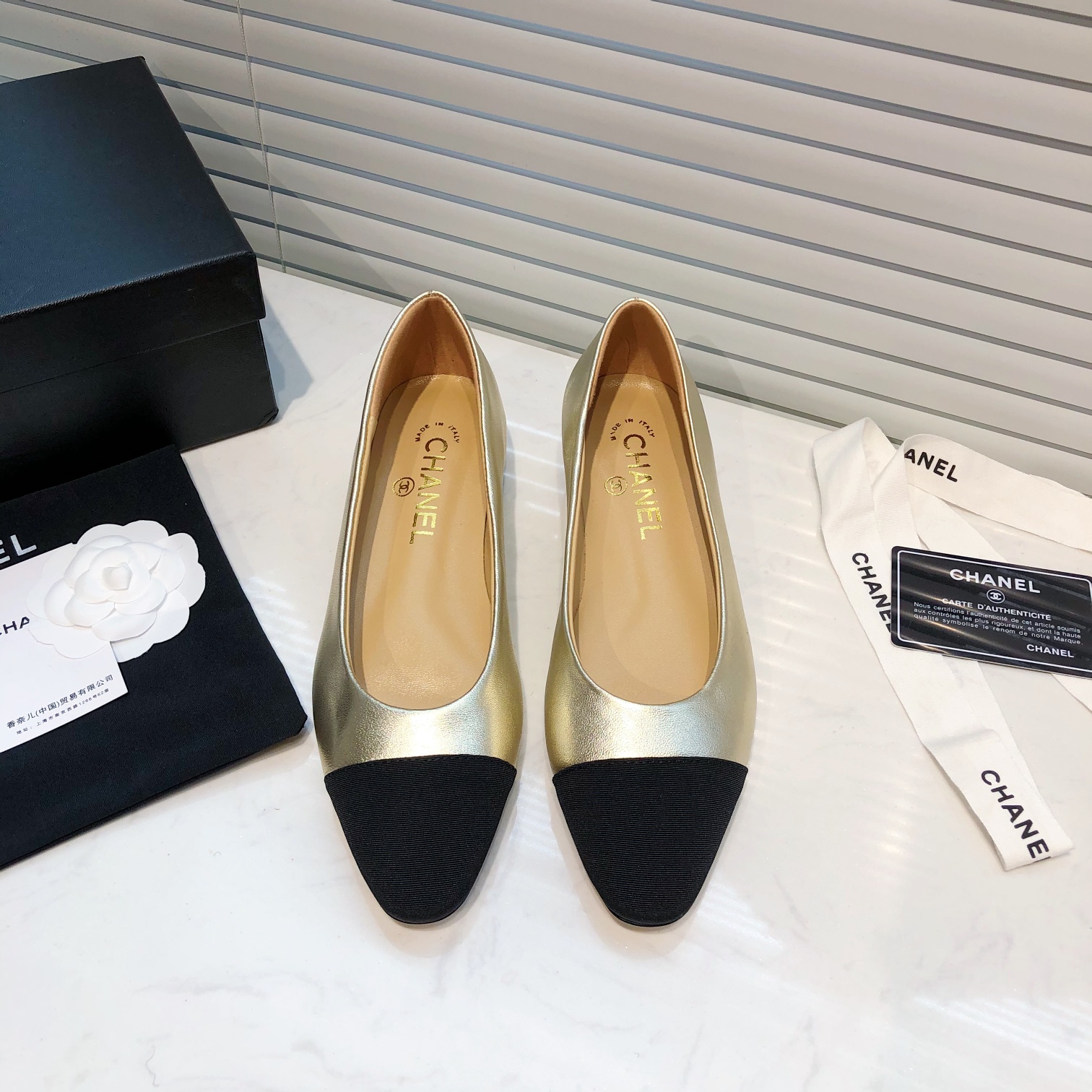 NO:410169,Chane+L Classic slingback Small sling shoes Just like what coco Chanel said is fleeting, but the style lasts forever!  Four, these single shoes are the classics among Xiangjia classics!  The two-color combination is simple and exquisite. The universal evergreen style in the nine counters is always out of date!  I have been making this model a few years ago, but we still repurchased the version and copied it carefully again. I found that the upper lines and body comfort of the new version have been finely adjusted!  (This brand will not say, because the overall appearance is not very different and does not affect the wear) All colors produced now are produced according to the style!  What you buy is the latest classic model in the counter, imported mixed-bred sheepskin material, imported mixed-bred sheepskin, and imported cowhide soles from Italy!  Top quality: 6.5cm high heels, size 34~43 (34.41.42.43. Customized); flat heels, size 34~45. (34.41.42.43.44.45. Customized) (The same color scheme can be used in the picture), single shoes, chanel, chanel, chanel, cowhide, sheepskin19860909Chane+L 经典slingback 小香单鞋 就像coco香奈儿女士说的流行稍纵即逝,但风格永存！四这双单鞋就是香家经典中的经典！双色搭配,简约精致,九专柜里的万能长青款,永远不过时单品！ 前几年一直在做这个款,我们还是重新购版,再次精细copy,发现新版面的鞋面线条和形体舒适度都做了微调！（这个品牌方不会说的,因为总体外观区别不大,也不影响穿着）现在出品所有颜色都按照版型生产！您买到的就是专柜最新的经典款 进口混种羊皮面材质,进口混种羊皮 意大利进口牛皮鞋底！ 顶级品质 高跟6.5cm,码数34～43（34.41.42.43.定做）； 平跟 2cm,码34～45.（34.41.42.43.44.45.定做）（同款配色可来图）,单鞋,chanel,chanel,chanel,cowhide,sheepskin,Women's Shoes