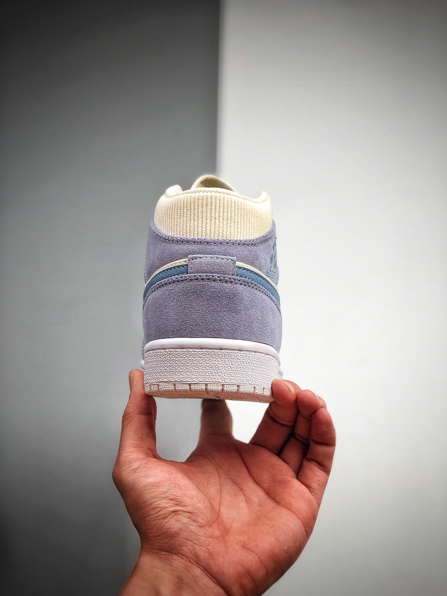 250 Air Jordan 1 Mid 货号：DA4666-100