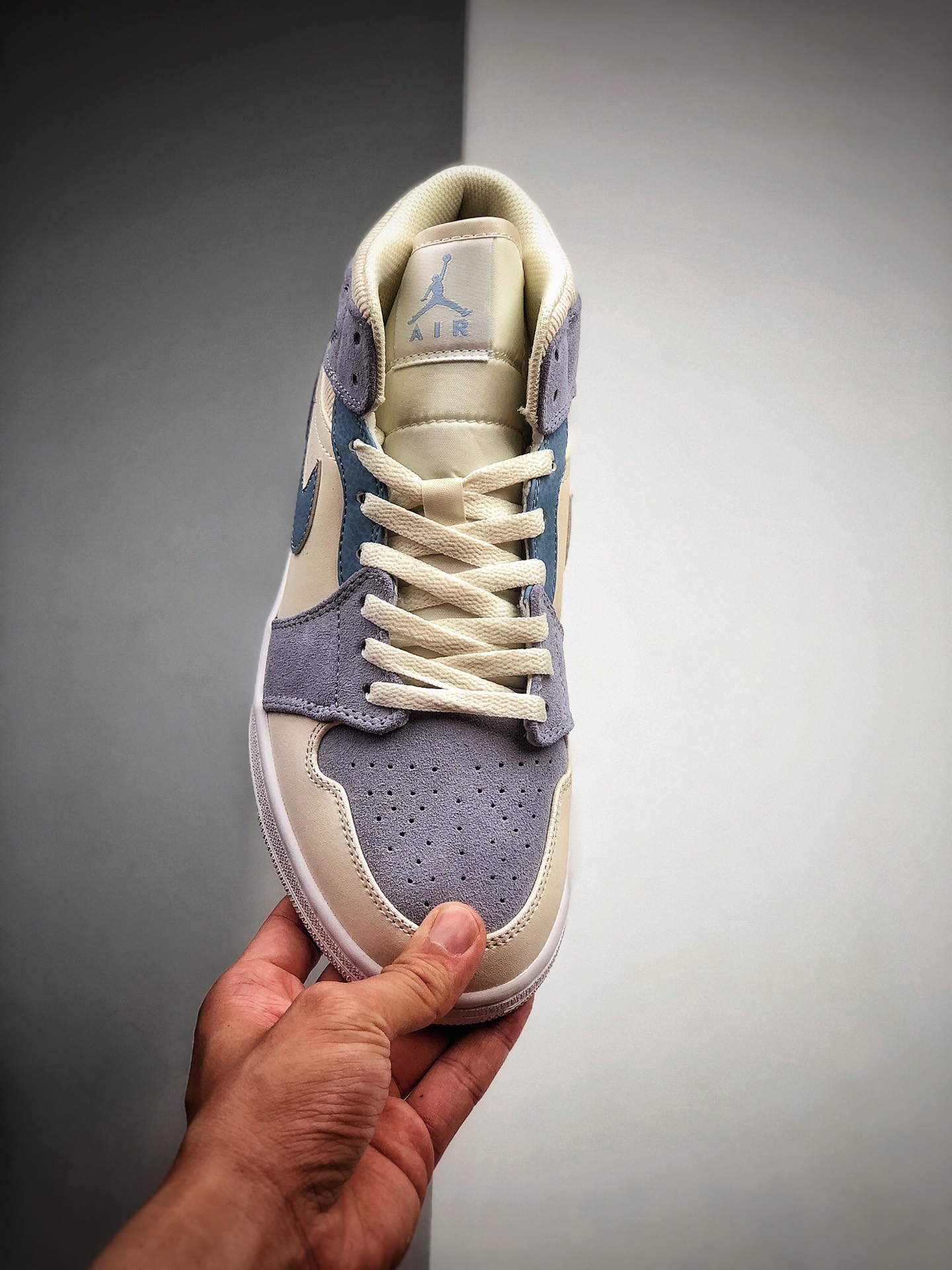 250 Air Jordan 1 Mid 货号：DA4666-100