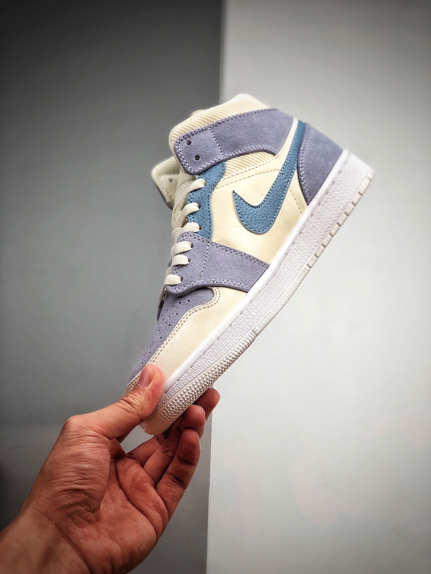 250 Air Jordan 1 Mid 货号：DA4666-100