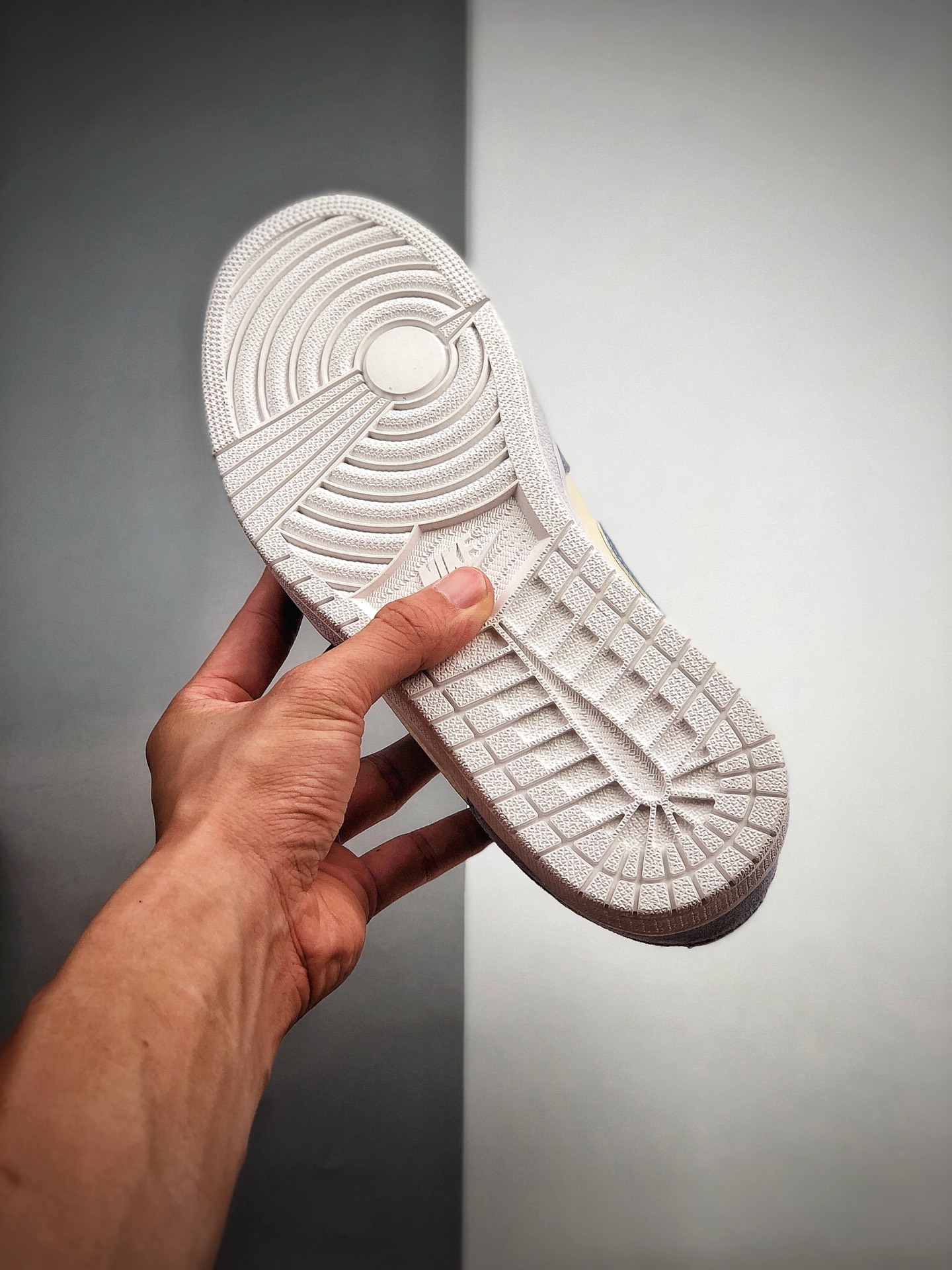 250 Air Jordan 1 Mid 货号：DA4666-100
