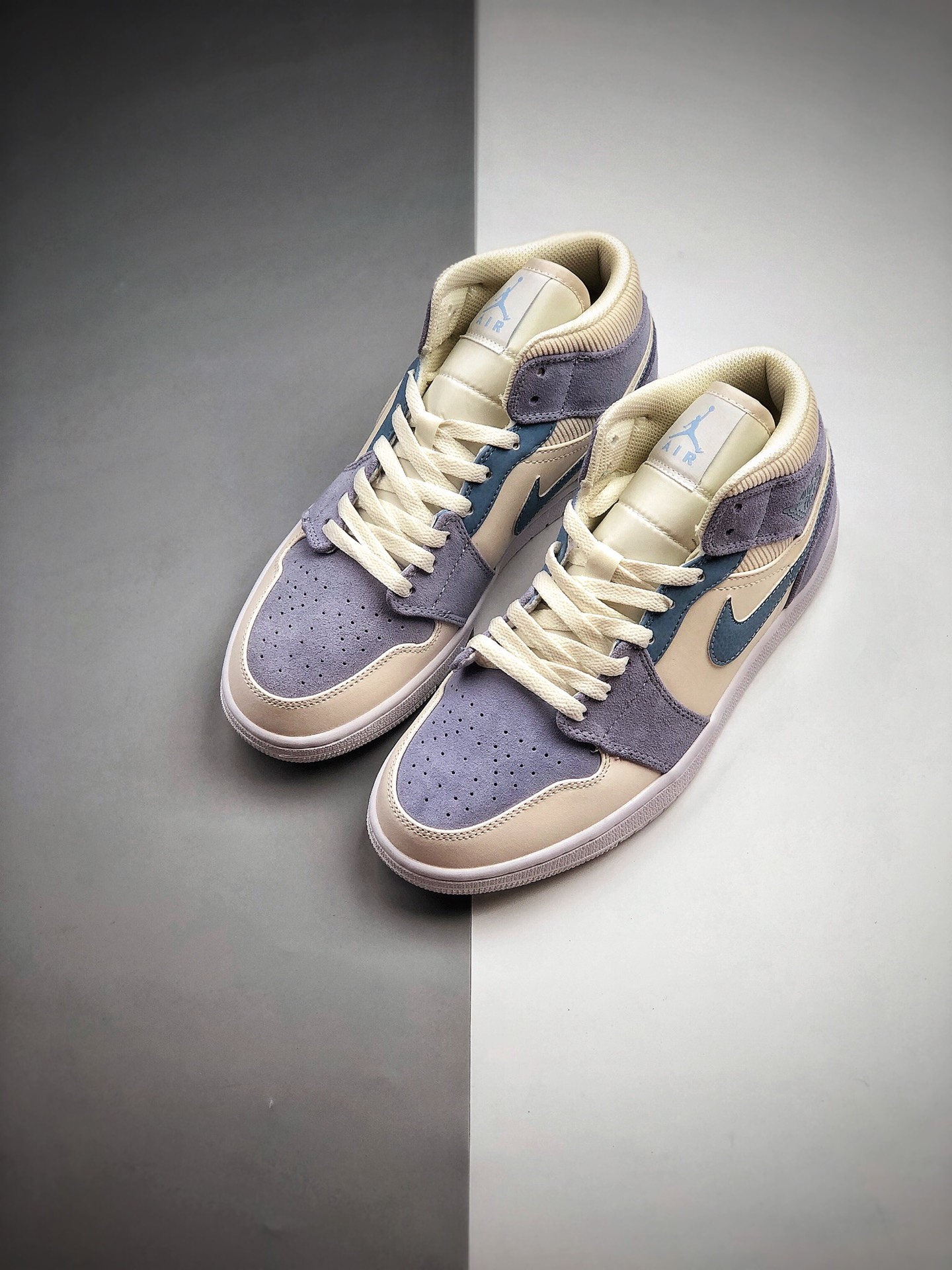 250 Air Jordan 1 Mid 货号：DA4666-100