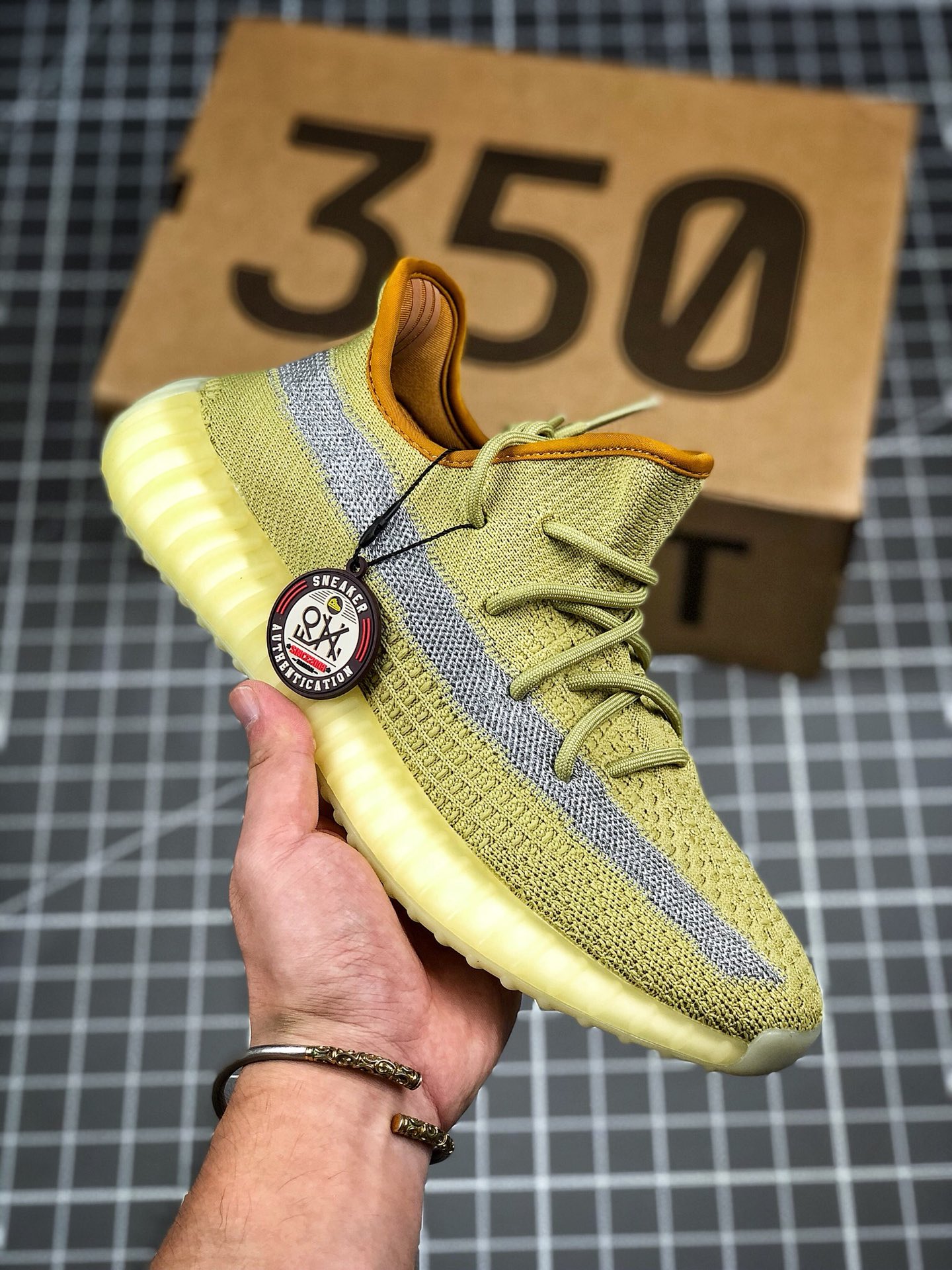 《台湾TT版本》“满天星配色” 配正品购物袋 Yeezy 350V2 "
Static“non reflective‼   椰子350v2  (亚麻流星)  原装飞织档案‼东莞百宏织带鞋带 过油巴斯夫满钉大底 原厂模具成型 正确后跟外翻弧度 万邦最新打标系统+原标原墨 最大开发至48码 尺码：尺码：36 36.5 37 38 38.5 39 40 40.5 41 42 42.5 43 44 45 46 46.5 47 48