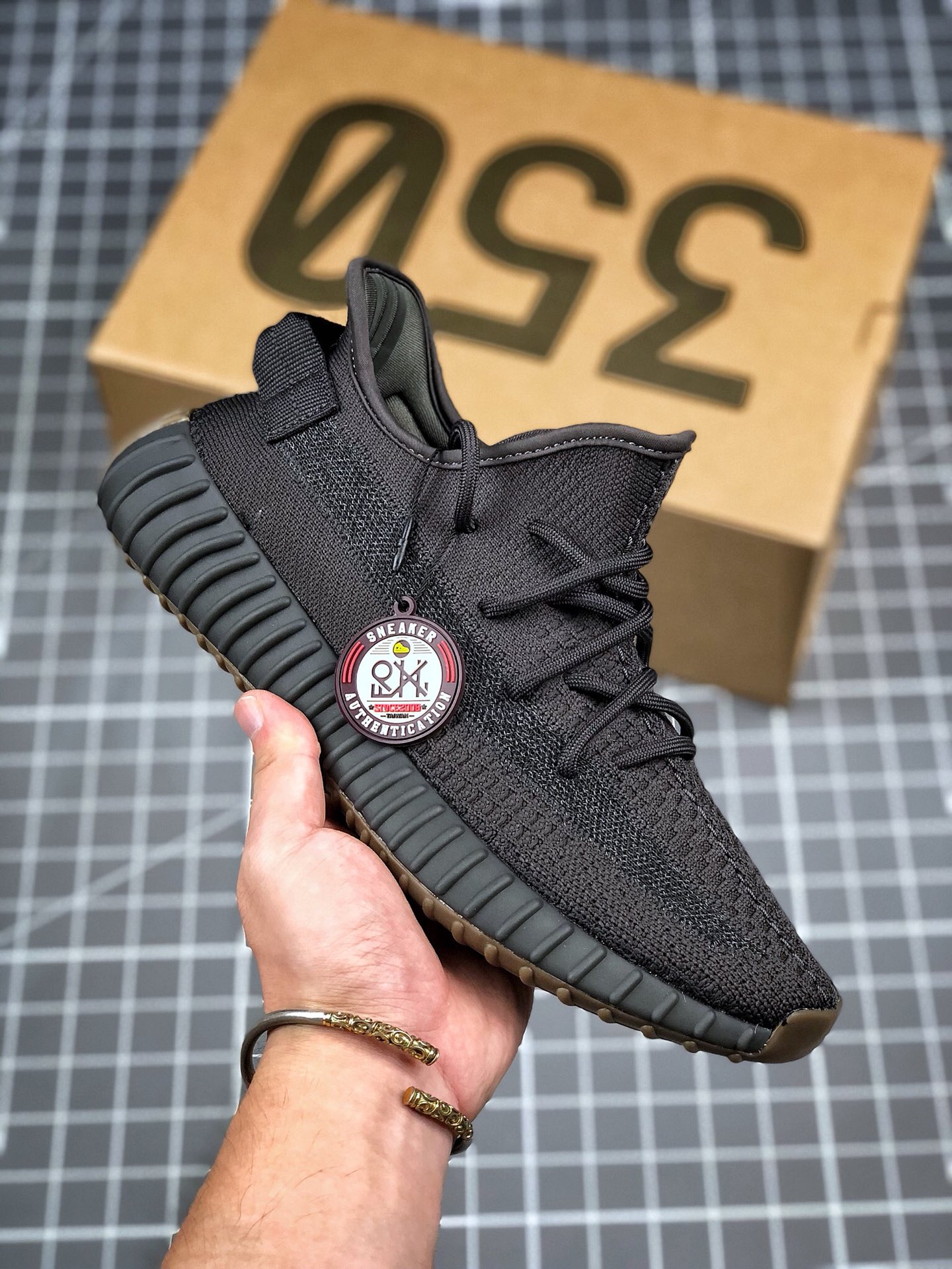 《台湾TT版本》“满天星配色” 
配正品购物袋   Yeezy 350V2 "Static“non reflective‼   椰子350v2 ( 黑矿流星)  原装飞织档案‼东莞百宏织带鞋带 过油巴斯夫满钉大底 原厂模具成型 正确后跟外翻弧度 万邦最新打标系统+原标原墨 最大开发至48码 尺码：尺码：36 36.5 37 38 38.5 39 40 40.5 41 42 42.5 43 44 45 46 46.5 47 48