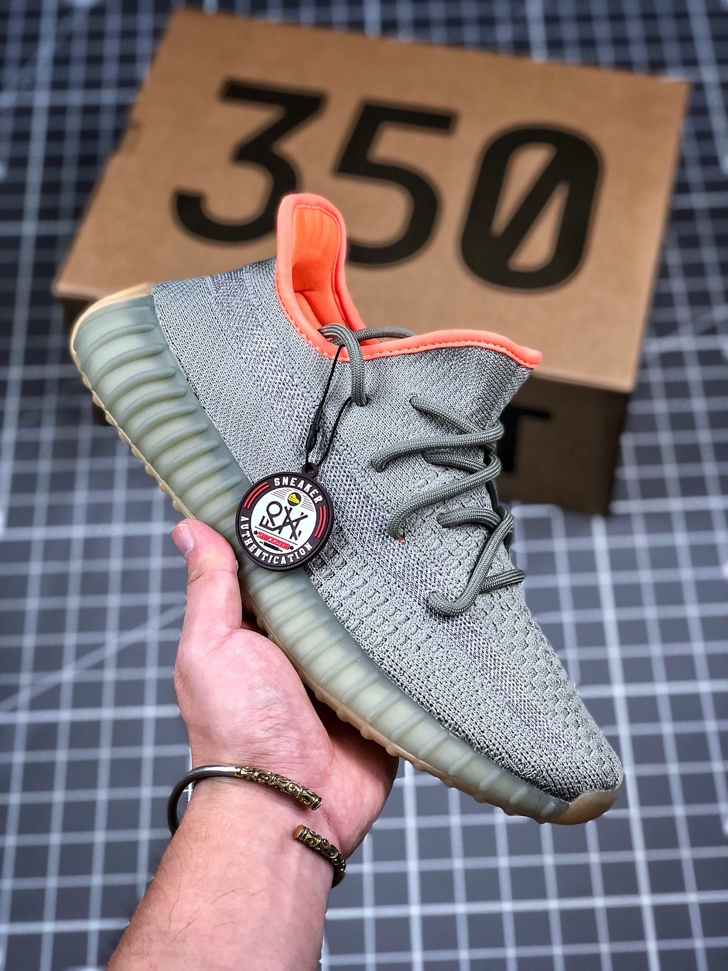 《台湾TT版本》“满天星配色” 
配正品购物袋  Yeezy 350V2 "Static“non reflective‼    椰子350v2   (荷兰豆)   原装飞织档案‼东莞百宏织带鞋带 过油巴斯夫满钉大底 原厂模具成型 正确后跟外翻弧度 万邦最新打标系统+原标原墨 最大开发至48码 尺码：尺码：36 36.5 37 38 38.5 39 40 40.5 41 42 42.5 43 44 45 46 46.5 47 48