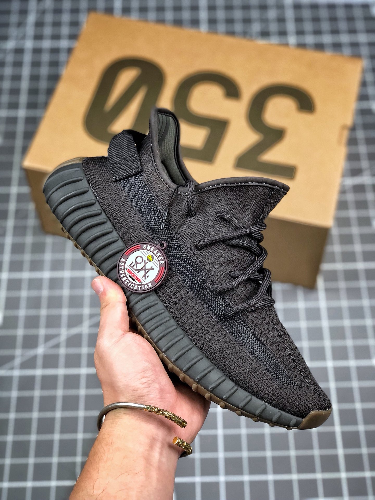 《台湾TT版本》“天使配色” 
配正品购物袋  Yeezy 350V2 "Static“non reflective‼   椰子350v2 (矿黑天使) 原装飞织档案‼东莞百宏织带鞋带 过油巴斯夫满钉大底 原厂模具成型 正确后跟外翻弧度 万邦最新打标系统+原标原墨 最大开发至48码 尺码：尺码：36 36.5 37 38 38.5 39 40 40.5 41 42 42.5 43 44 45 46 46.5 47 48