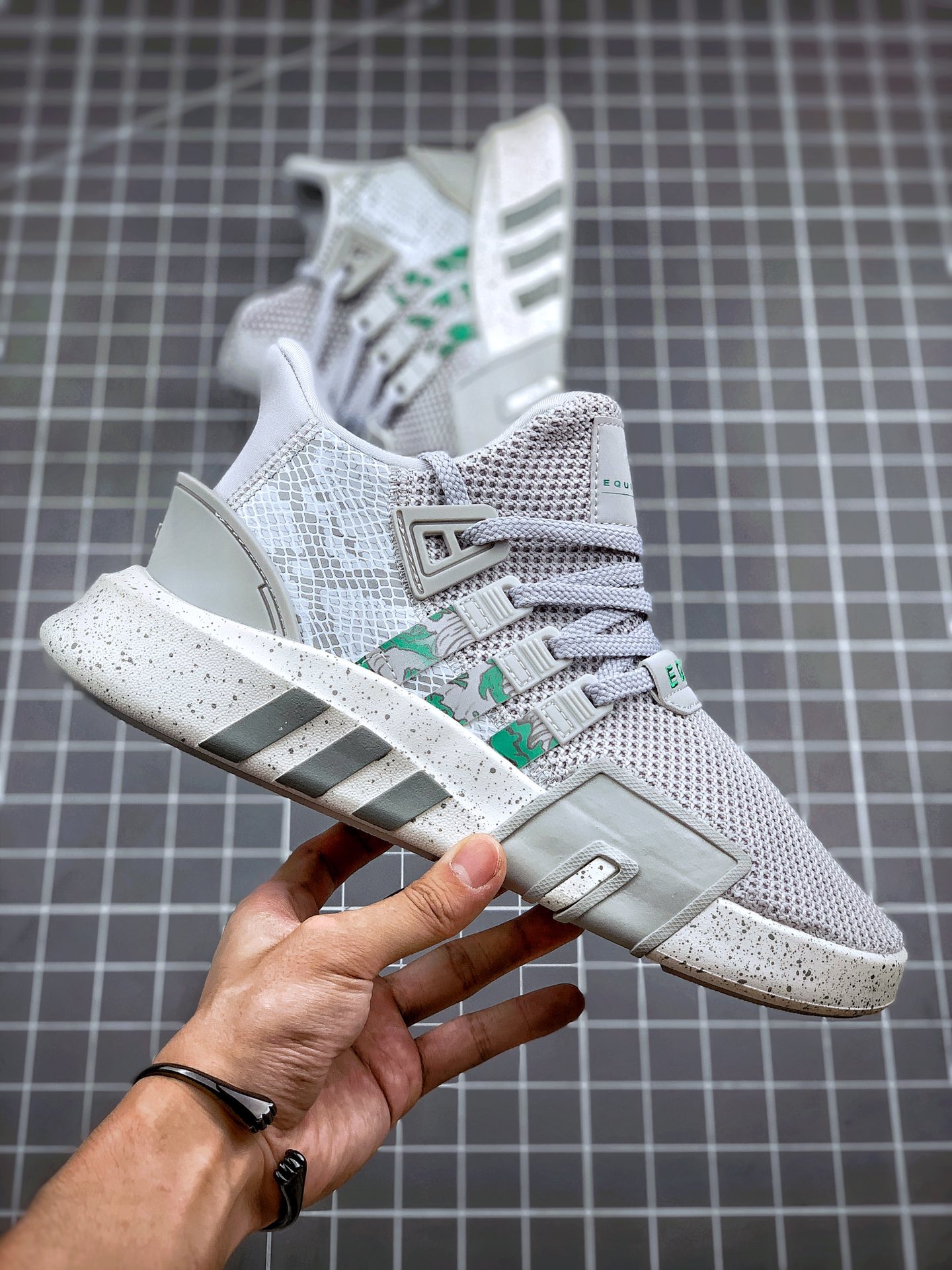 180  AD EQT Bask ADV 灰绿针织 货号：FU6899