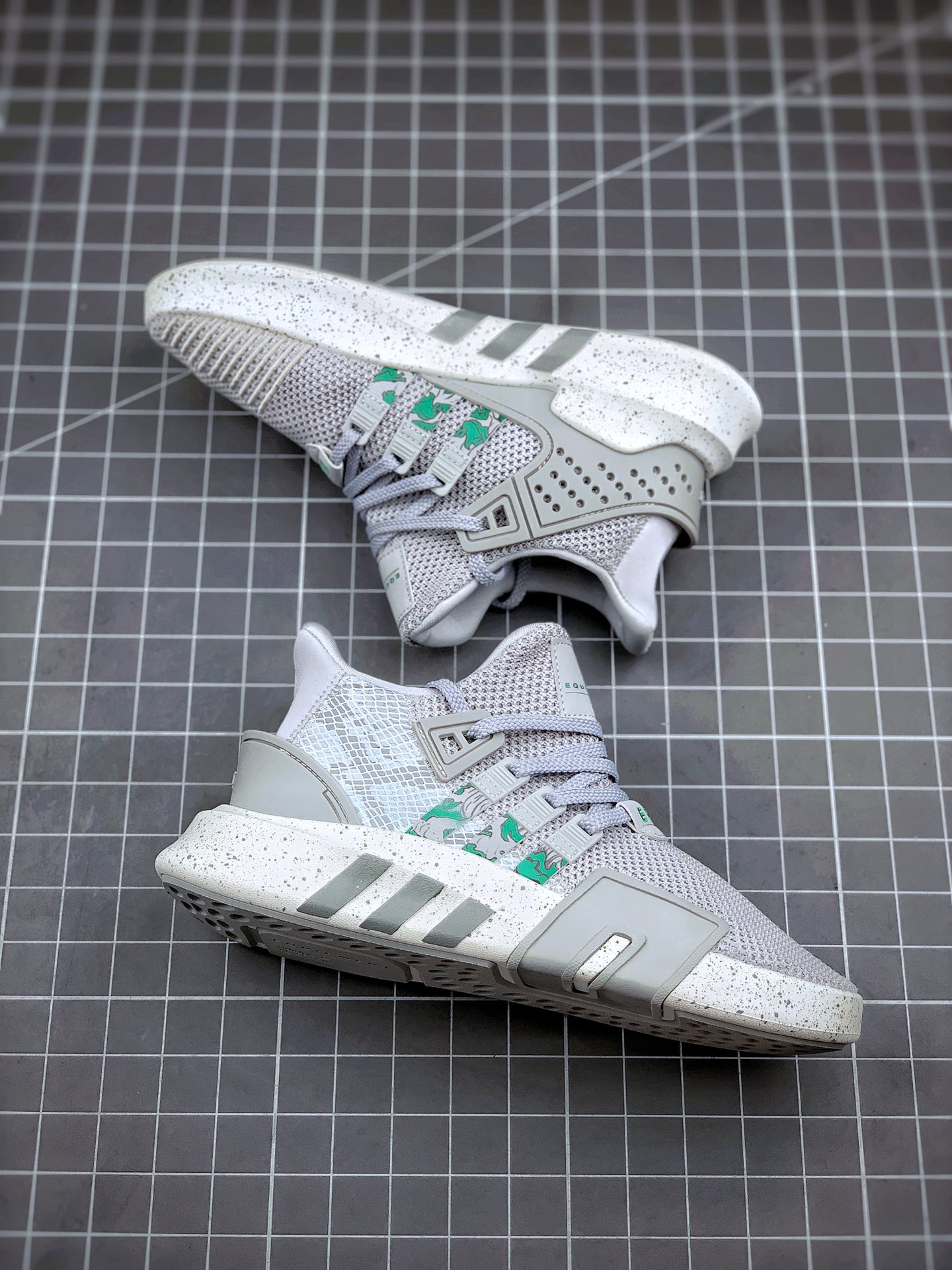 180  AD EQT Bask ADV 灰绿针织 货号：FU6899