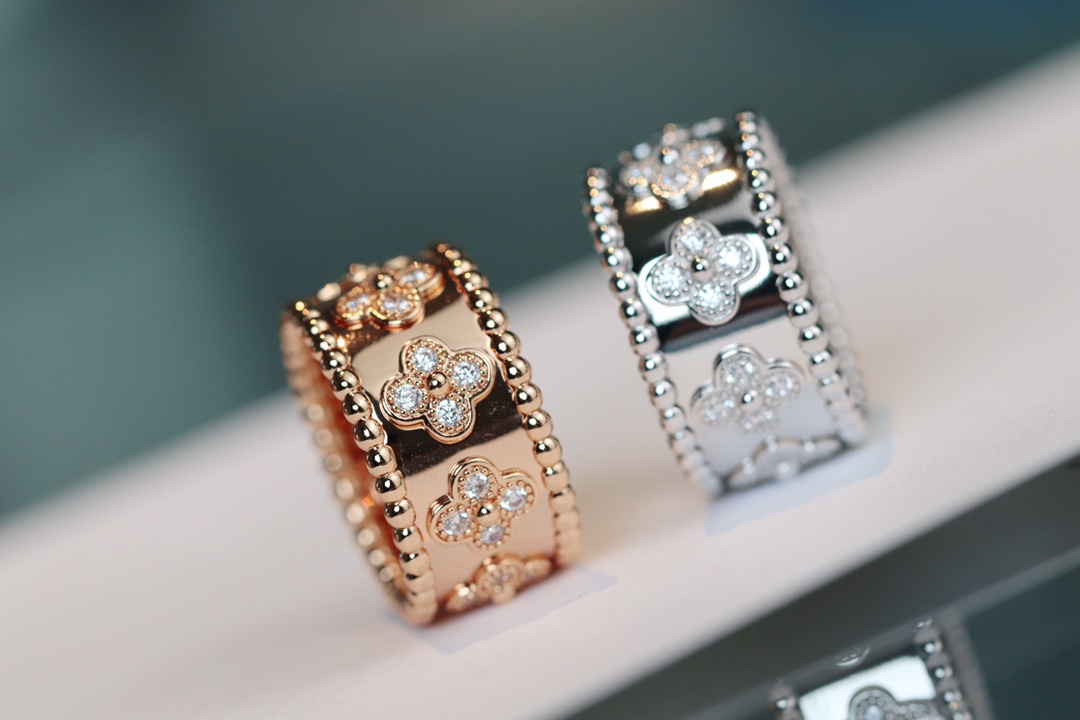 NO:101871,Kaleidoscope Ring This model has been tossing back and forth for several months, but the bead edges and four-leaf clover parts are not made properly. My requirements for the classic model are very high. The floating four-leaf clover is difficult to shape. The small beads on the edges cannot be too small or too big, otherwise the taste of this model will be lost. After the shape is set, the master carefully polishes and polishes every corner, and even the gaps in the bead edges cannot be left out. Otherwise, the production will become a small ball without three-dimensional sense. For V-home enthusiasts, it must not let go of this model, the texture of a retro and big brand. Size 6-7-8, VcA ring, ring19860909万花筒戒指 这款来来回回折腾了几个月一直是珠边和四叶草部分做的不到位,经典款我的要求都很高,浮起的四叶草很难定型,边缘小珠珠不能太小更不能太肥大,否则就会失去这款的味道,定型以后师傅对于每一个角落都认真抛光打磨,即便是珠边缝隙里都不能放过,否则出品就会变成毫无立体感的小筒球对V家爱好者绝对不能放过这款,复古又大牌的质感.尺寸6-7-8美码,VcA戒指,ring,Jewelry