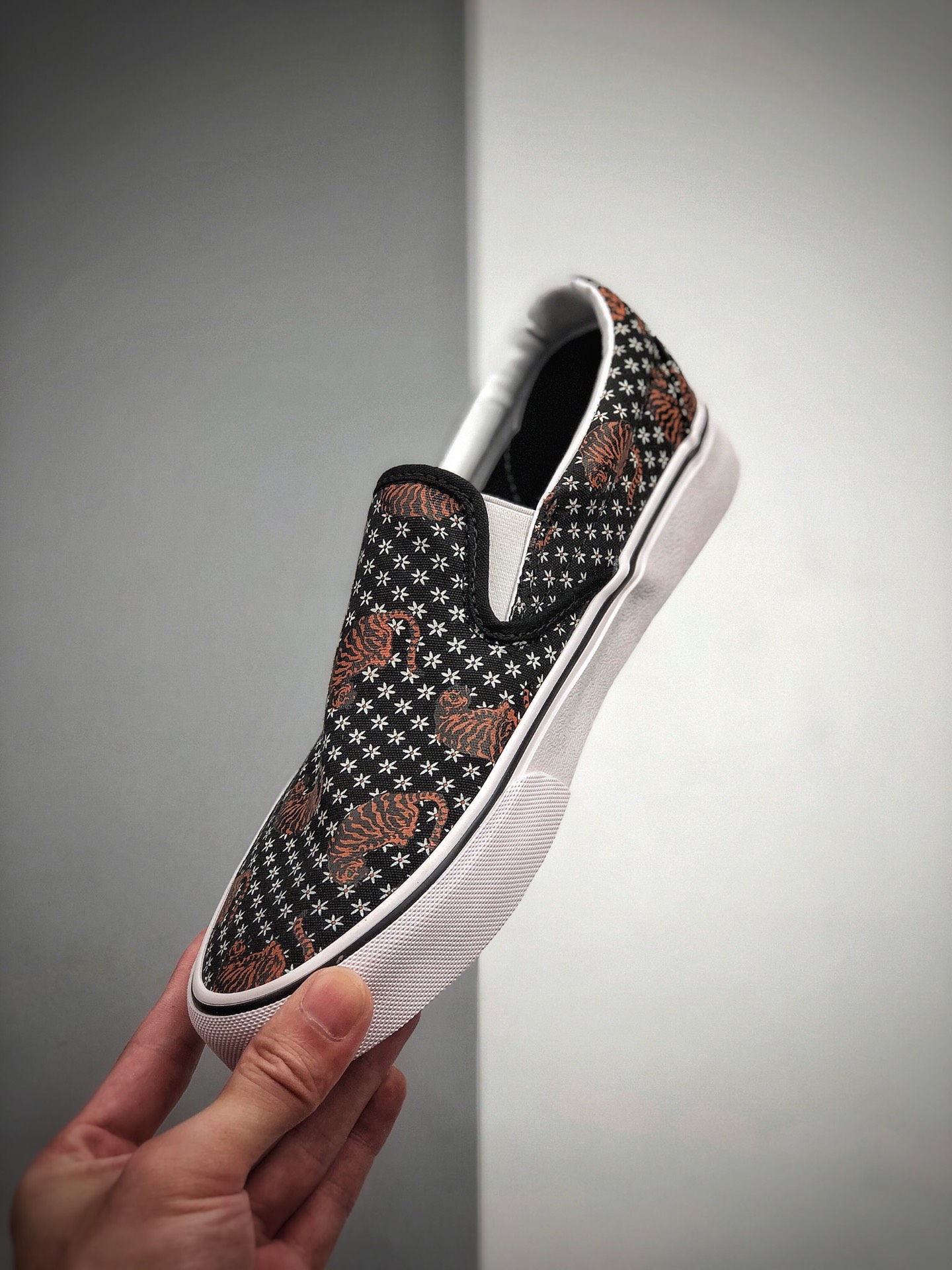 140  Vans Authentic 韩国限量版此款腰果花用到小雏菊与老虎
