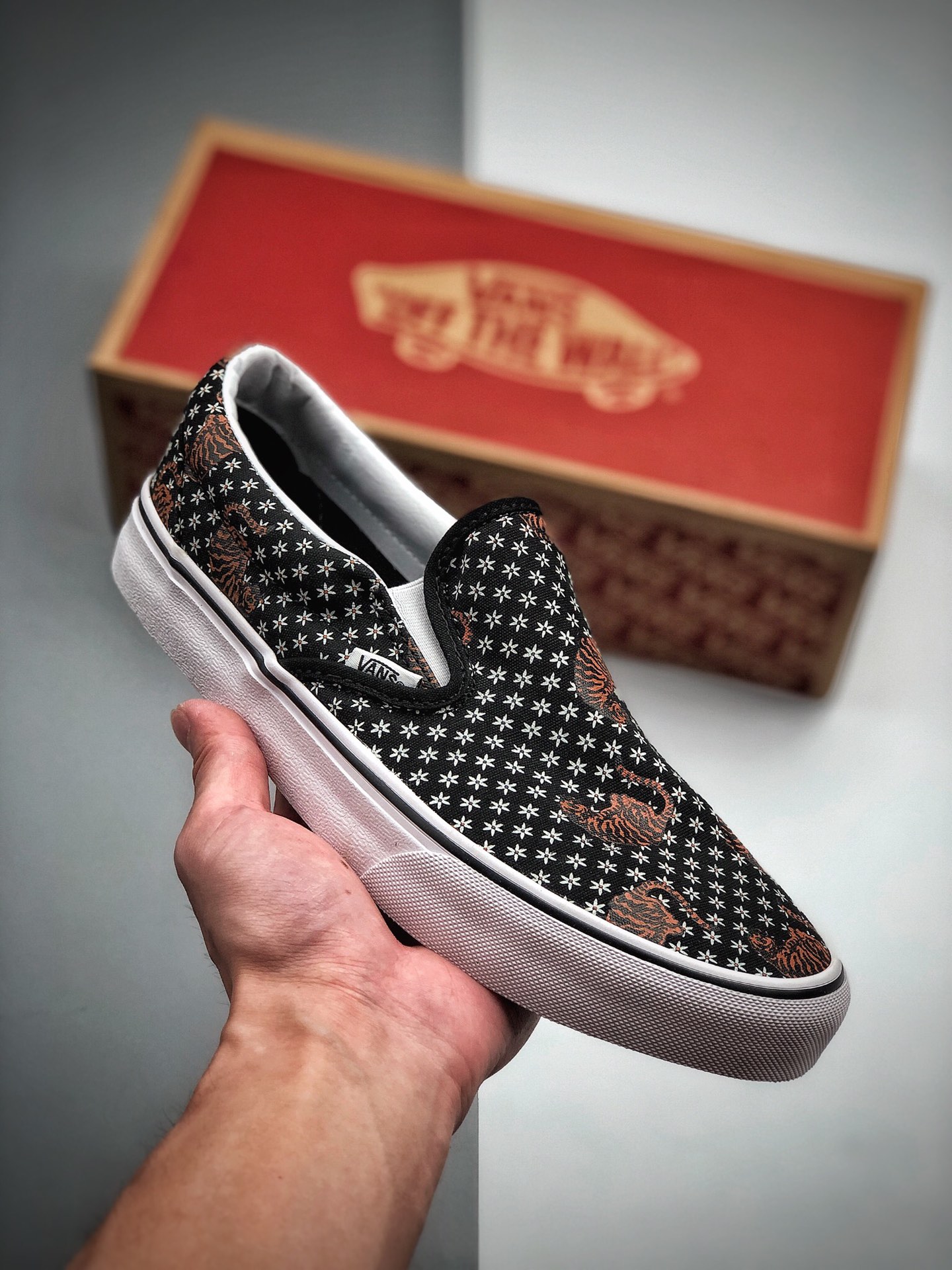 140  Vans Authentic 韩国限量版此款腰果花用到小雏菊与老虎