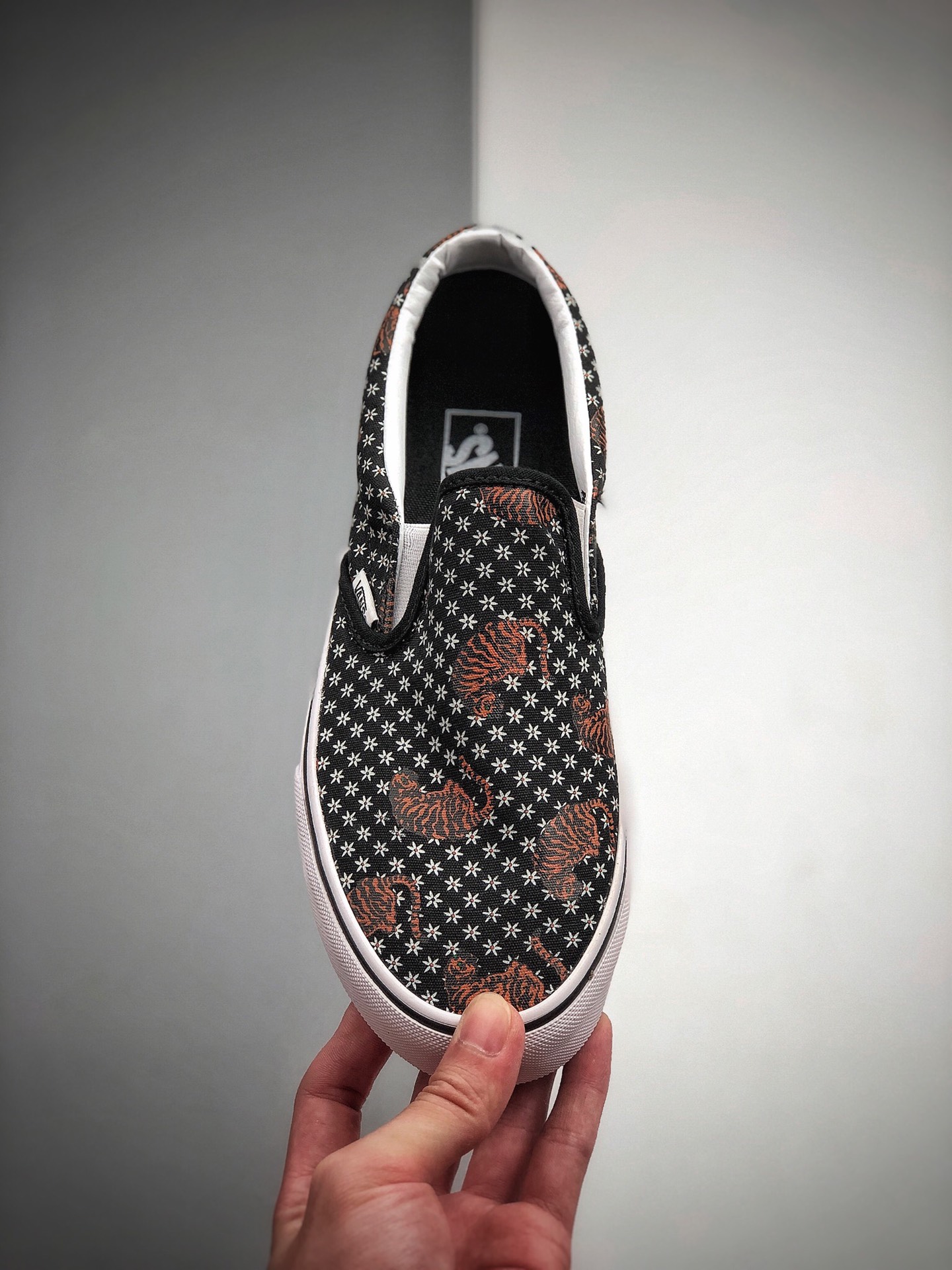 140  Vans Authentic 韩国限量版此款腰果花用到小雏菊与老虎