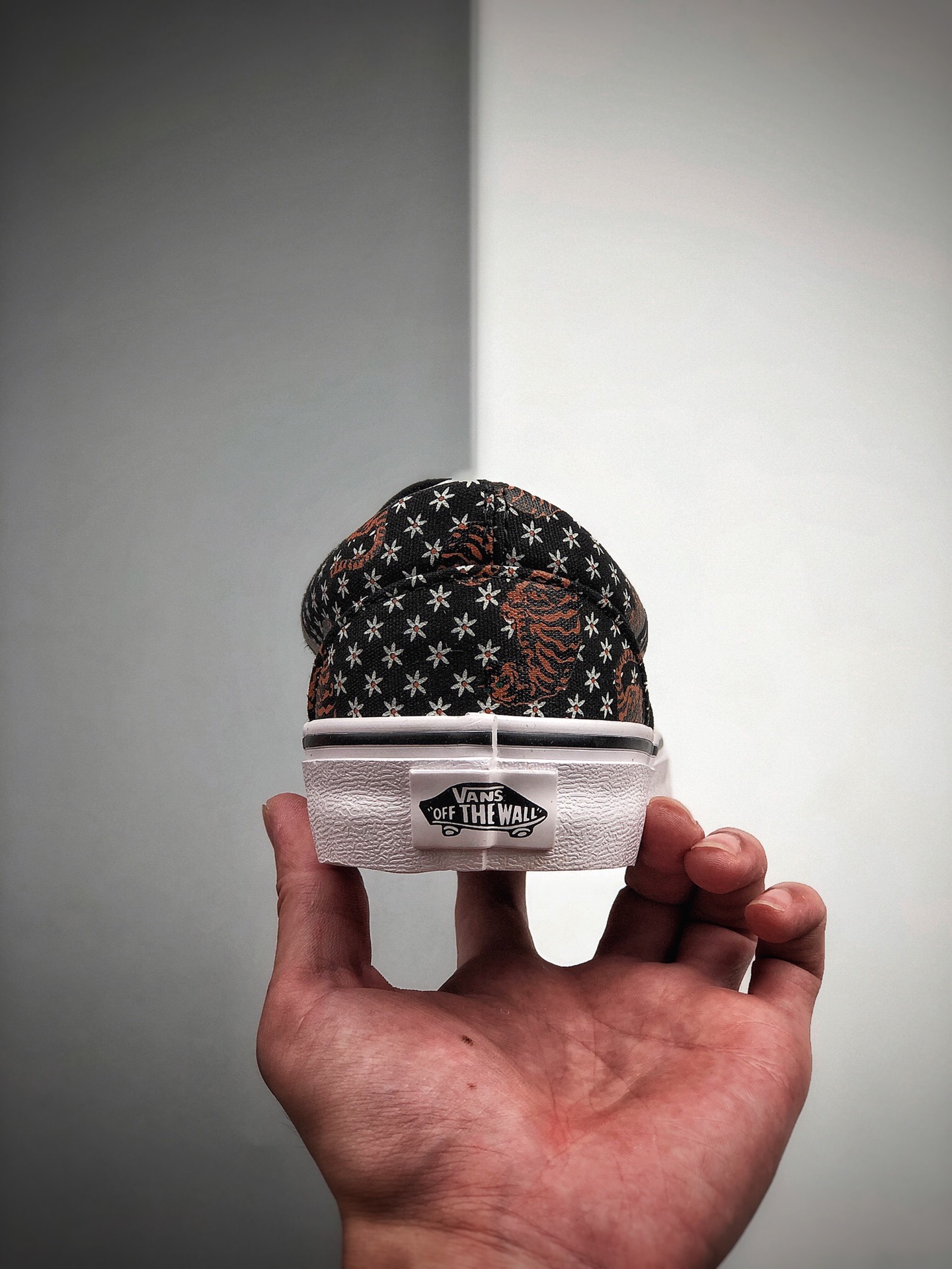 140  Vans Authentic 韩国限量版此款腰果花用到小雏菊与老虎