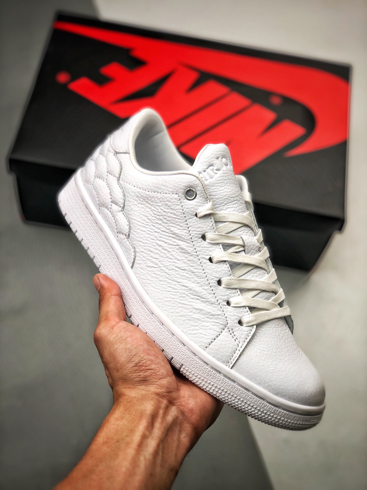 Air Jordan 1 Centre Court alas blancas de caña baja, exclusivo de Michael Jordan, apareció varias veces en el documenta…