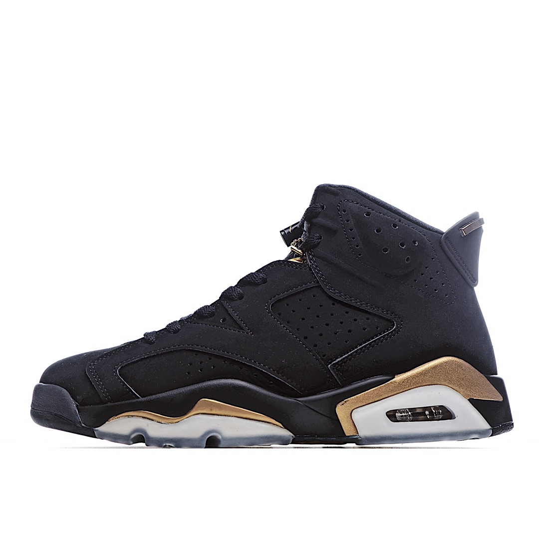 I5 Air Jordan 6 “DMP” 黑金 纯黑色鞋身，搭配 Air Jordan 6 标志性透明水晶外底，后跟标志、鞋提等多处细节辅以金色点缀，奢华质感显露无疑，牛巴革材质的鞋面，也让它有着与众不同的质感首次发售于 H0 6 年，当年和 Air Jordan 11 以套装形式呈现，这两双鞋代表乔丹职业生涯中两个重要时刻。在不少鞋迷的心目中有着很高的地位，这双鞋将在 2020 年迎来复刻发售