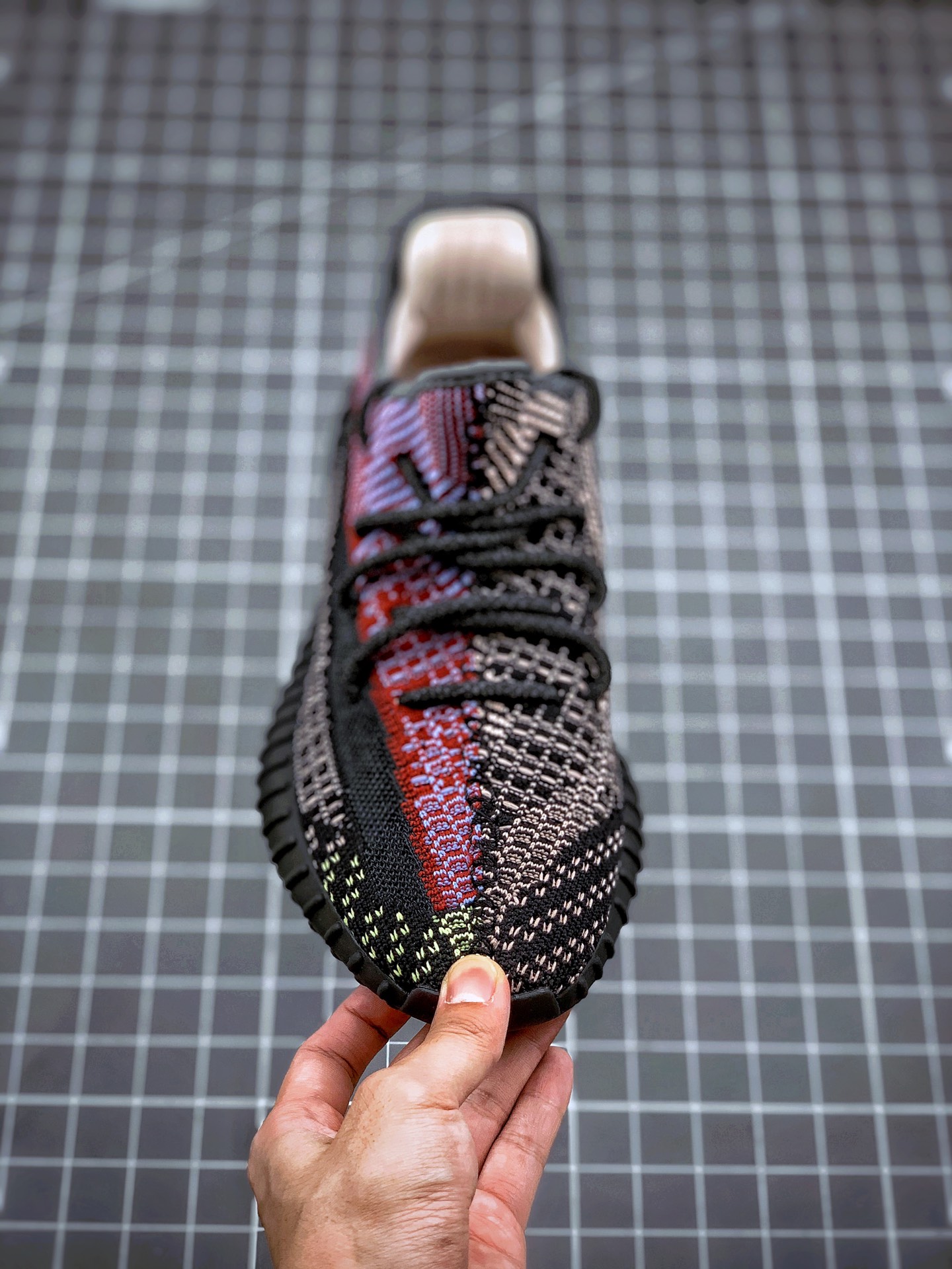 200 Adidas Yeezy 350 Boost V2  “Yecheil” 黑红拼接 天使