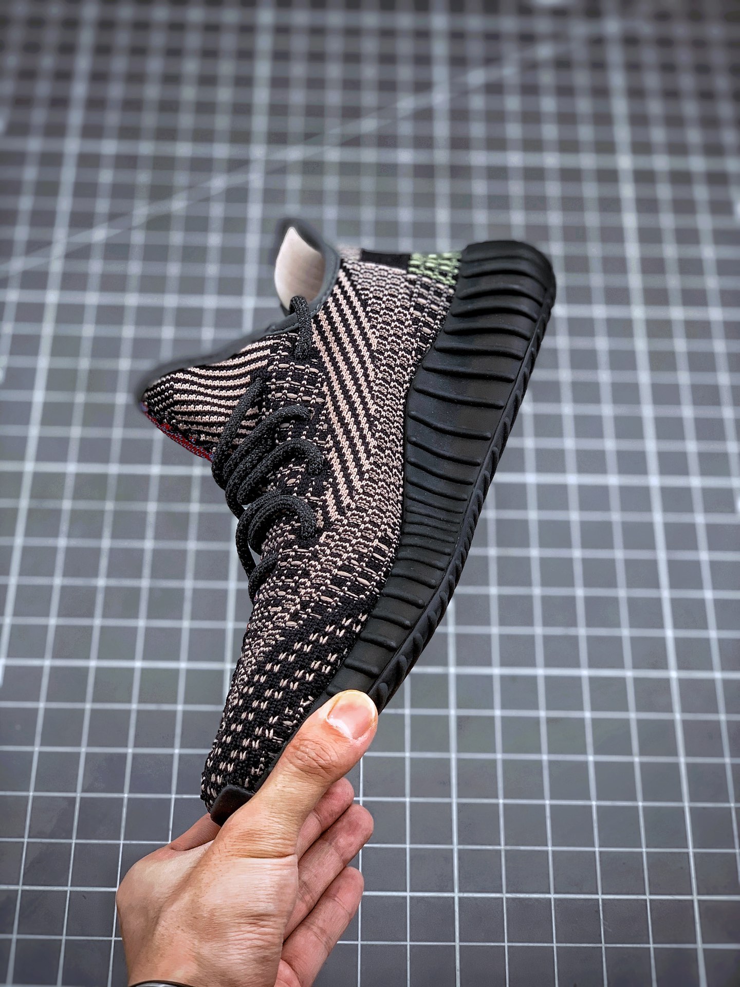200 Adidas Yeezy 350 Boost V2  “Yecheil” 黑红拼接 天使