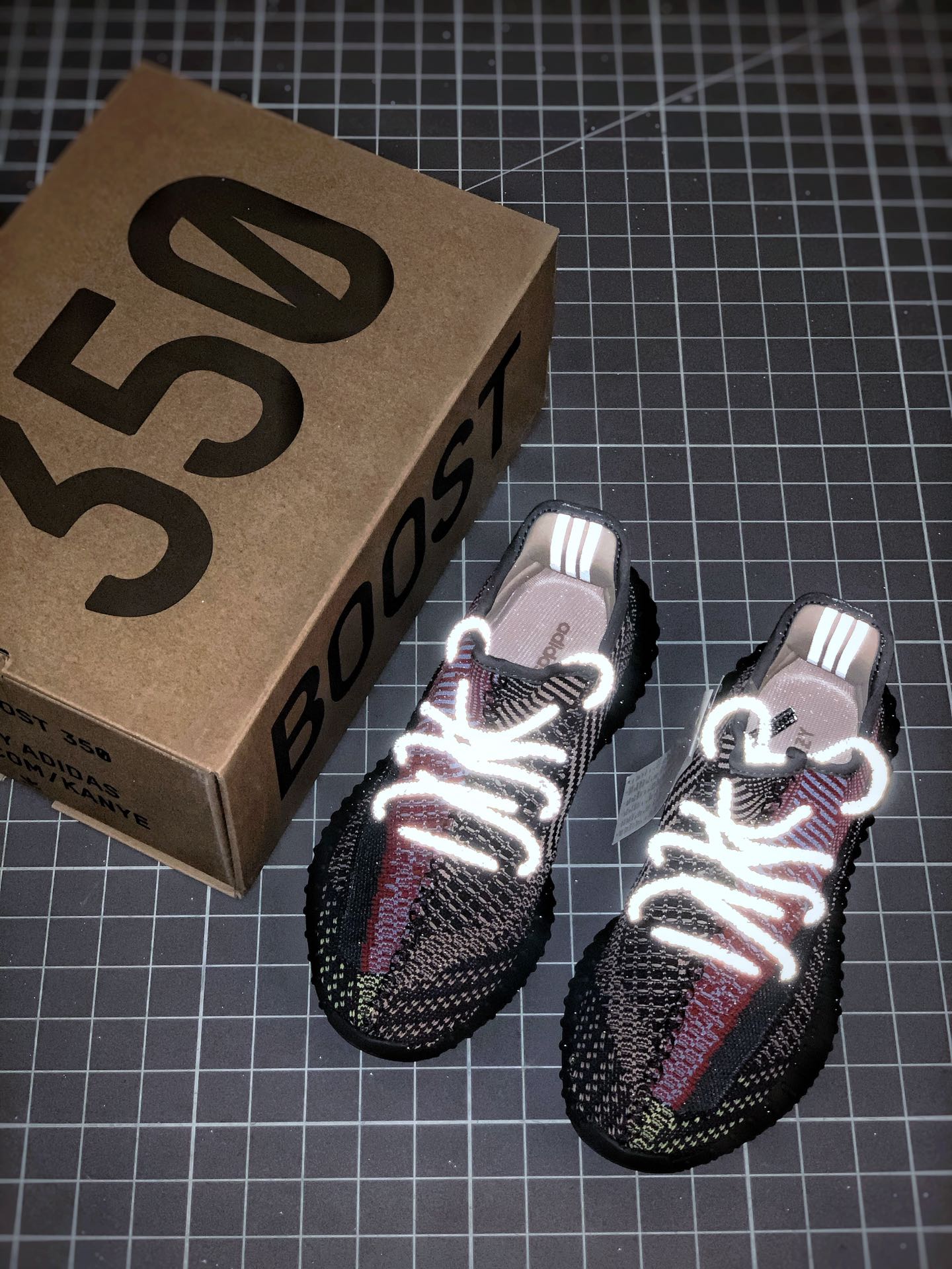 200 Adidas Yeezy 350 Boost V2  “Yecheil” 黑红拼接 天使