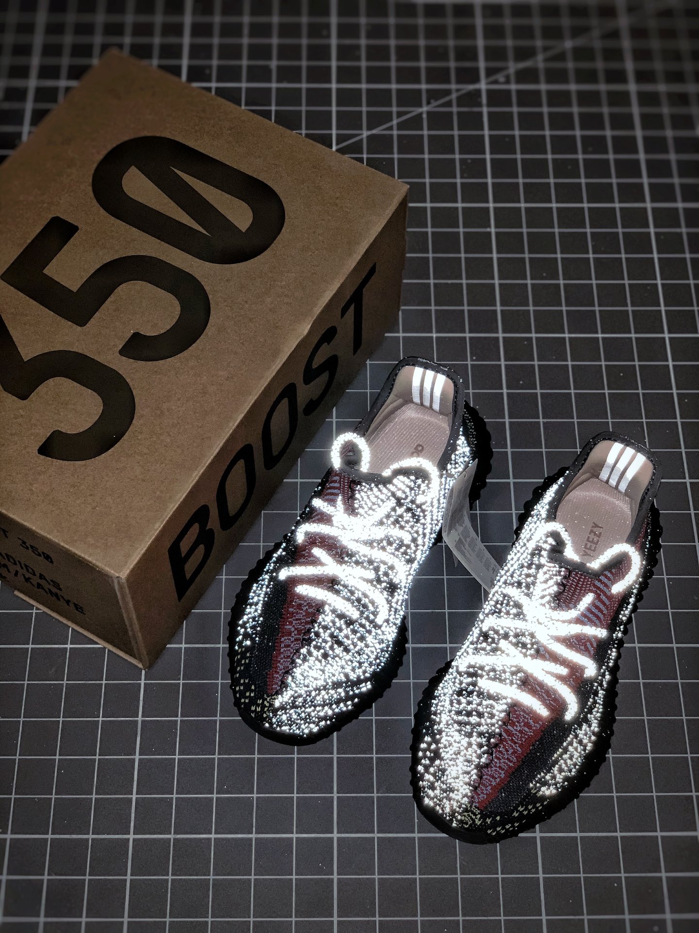 200 Adidas Yeezy 350 Boost V2  “Yecheil” 黑红拼接 满天星