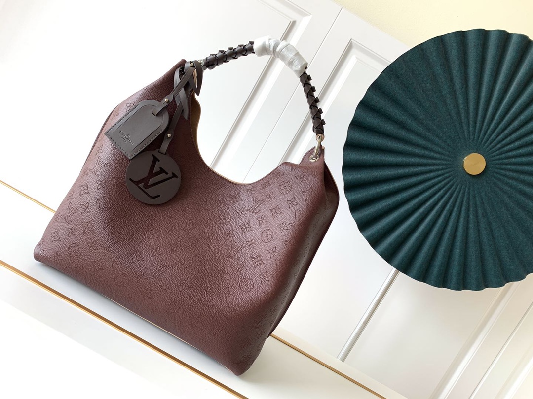 NO:551891,M53188 This bag is made of imported Taurillon calf leather!  Its fashionable silhouette has a youthful atmosphere. The full leather punched braided wrist double tag women's shoulder bag oo [handshake] [handshake] is especially beautiful when casually carried across the shoulder. The oversized shiny palladium copper twist lock seal adds an avant-garde atmosphere. Size 35x40x17cm!  ,,satchels,cowhide19860909M53188 这款包选用进口颗粒Taurillon小牛皮制做而成！其时尚轮廓极具青春气息,全皮冲孔编织手腕双吊牌女士挎包oo[握手][握手]随意斜背在肩上尤为美观,超大尺寸闪亮钯铜扭锁封口,增添前卫气息.尺寸35x40x17cm！,,satchels,cowhide,Bag