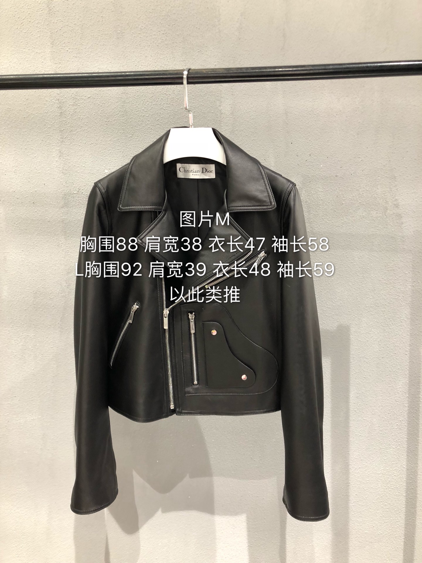 NO:721672,,Dior sheepskin motorcycle jacket, pocket oil edge craftsmanship, black and white, S-Xxl, slim fit and small.,Dior-clothing,dior,dior,jackets & coats,sheepskin,19860909,Dior羊皮机车外套,口袋油边工艺,黑白,S-Xxl,偏修身版偏小.,迪奥-服装,dior,dior,jackets & coats,sheepskin,,Women's clothing