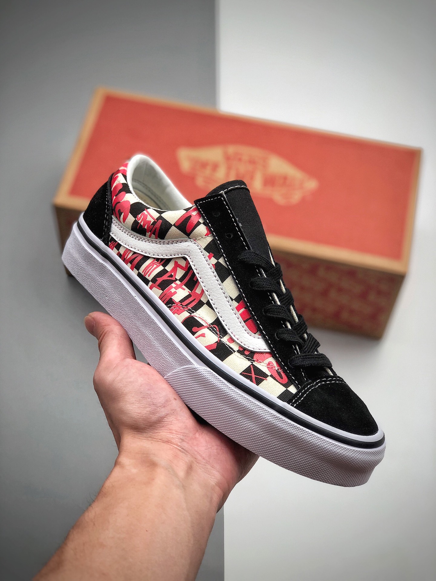 150  VANS CREW STYLE 36黑红棋盘格涂鸦印花低帮休闲滑板鞋DZ31IW