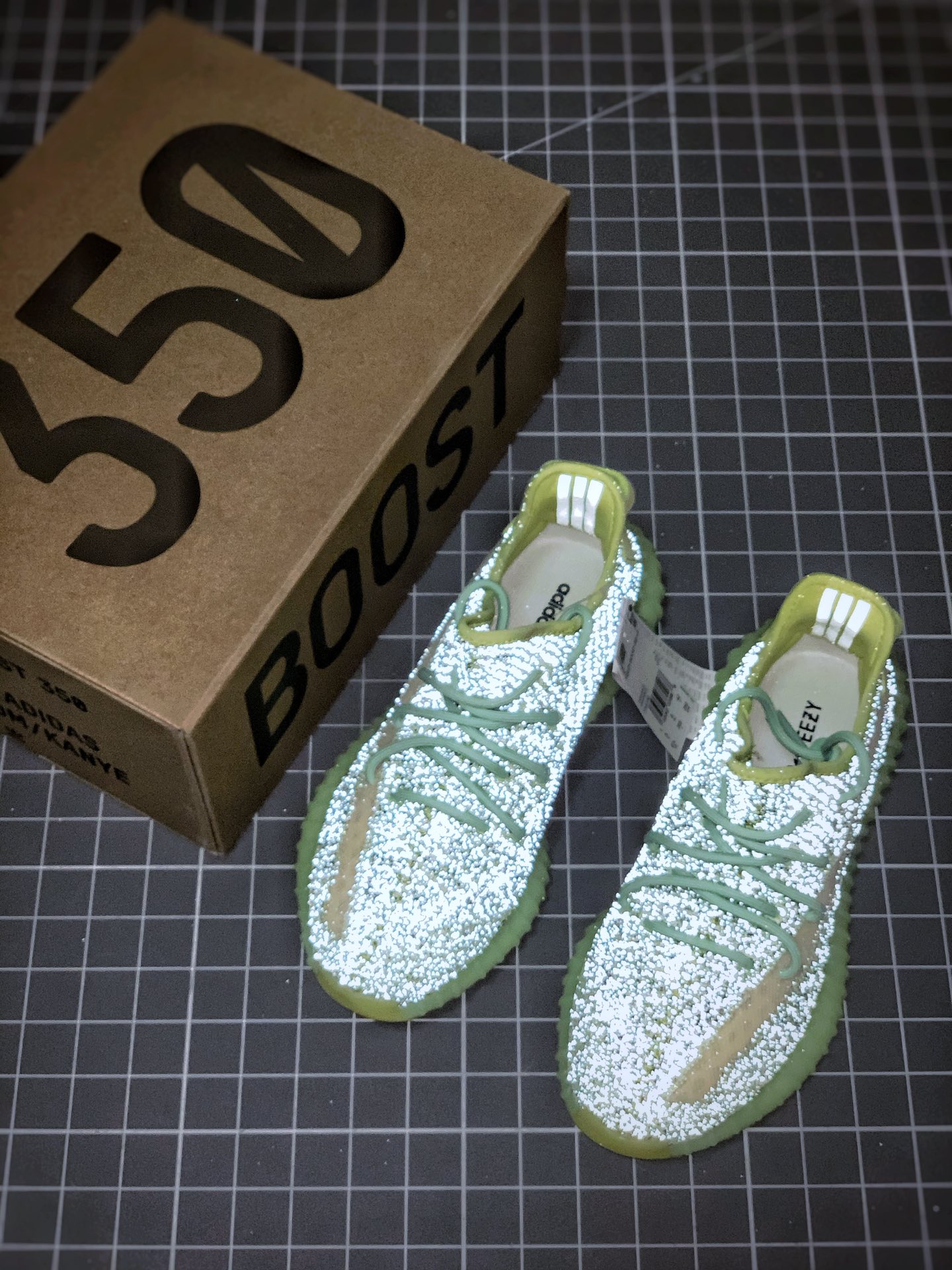 200 AD Yeezy 350 Boost V2 黑绿满天星