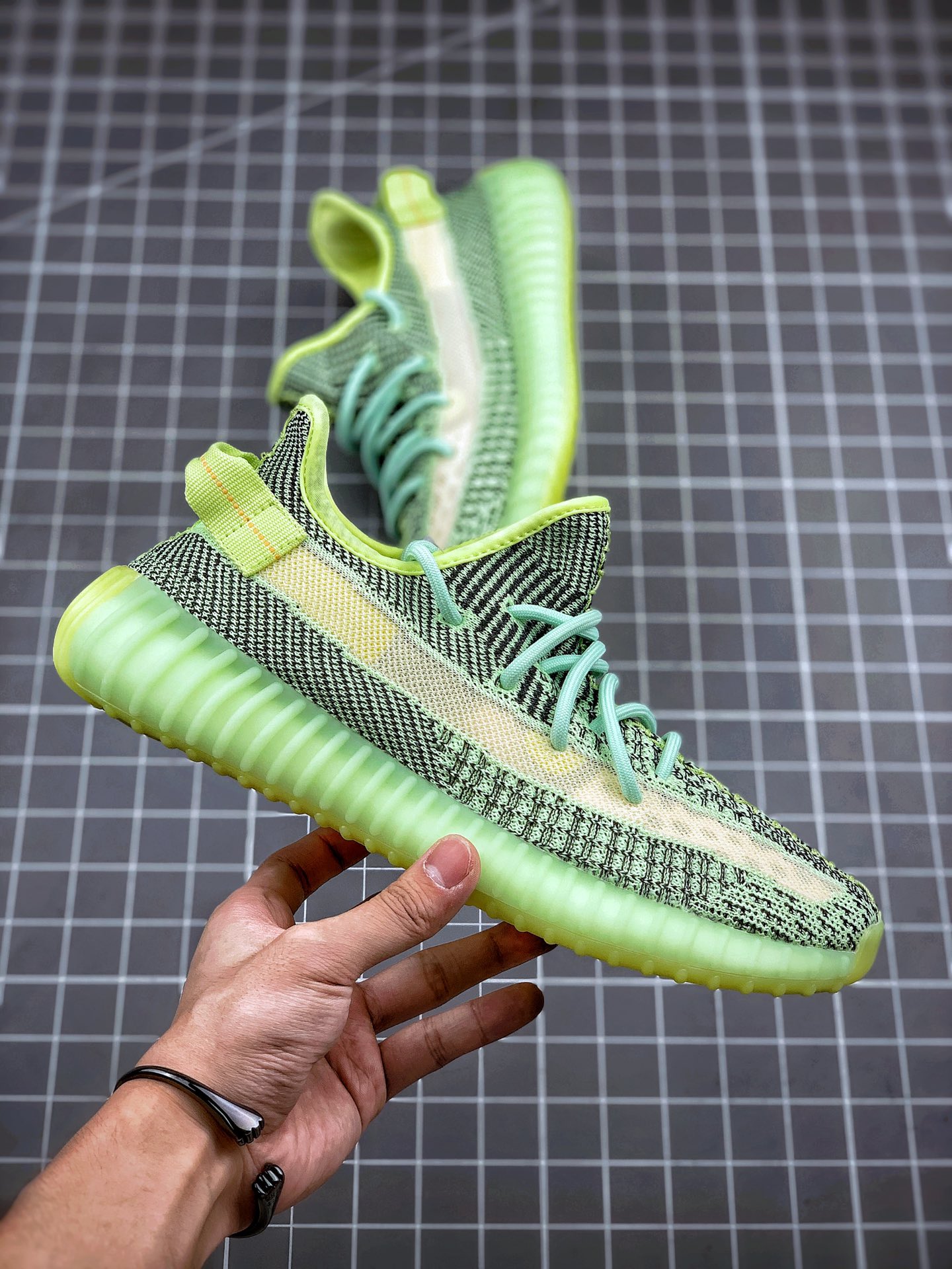 200 AD Yeezy 350 Boost V2 黑绿满天星