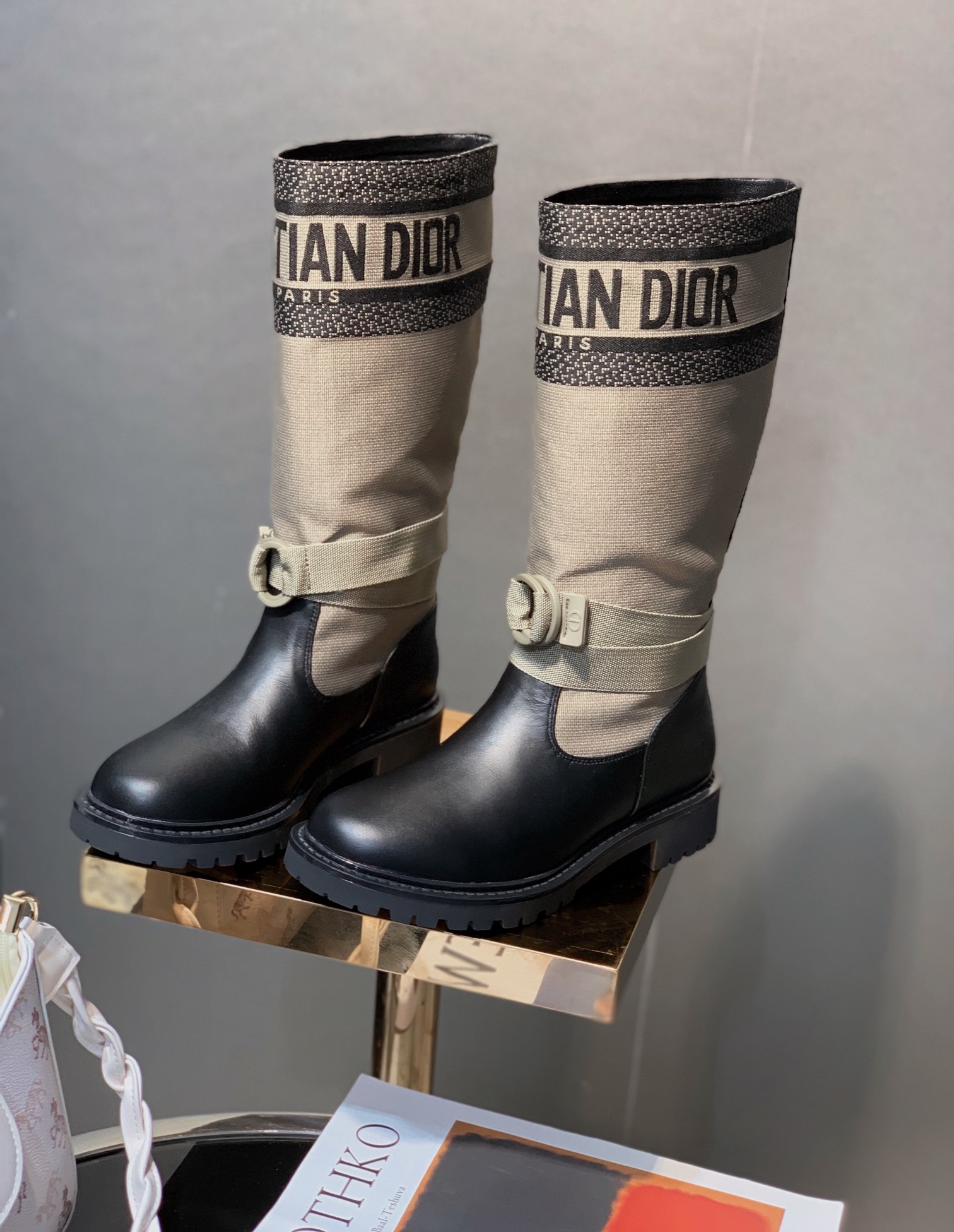 NO:477036,Dior autumn and winter king bomb boots are here!  The same style as the show, showing the aura of a supermodel. This pair of treasure boots are really the treasured boots in this show!  The color-blocking design is full of high-end feeling, and it is attracted by the eye~ The classic black and gray color-blocking exquisite embroidery craftsmanship will never be a match for the style when walking on the street!  The 3cm small square is so friendly. She is quietly raising her body. She doesn’t get tired of walking and makes her legs look long~ The calfskin is soft and textured, and the sheepskin is skin-friendly and breathable. Once she wears it, she doesn’t want to take it off!  TPU large bottom is anti-slip and wear-resistant, autumn and winter matching artifact. It is both A and cool with a coat, and a short skirt is sweet and cool to hold it~ Whoever wears it looks good!  It is worthy of being the main model of Dior this season #Dior boots #Autumn and winter outfit #Same style on show #Light luxury outfit #High-end boots Size 35-40, (41 custom made without return or exchange), boots, dior, dior, boots, skirts, cowhide, sheepskin19860909Dior秋冬王炸靴王驾到！秀场同款一脚蹬,穿出超模气场 这双真的是本期秀款里的宝藏靴子！拼色设计高级感拉满,一眼就被圈粉了～ 经典黑灰拼色精致刺绣工艺,走在街上根本不会撞款！ 3cm小方跟也太友好了悄咪咪拔高个子,走路不累脚还超显腿长～ 小牛皮柔软又显质感,羊皮内里亲肤透气,一穿上就不想脱下来！ TPU大底防滑耐磨,秋冬搭配神器 配大衣又A又飒,搭短裙甜酷风拿捏住了～ 谁穿谁好看！不愧是Dior本季主打款 #迪奥靴子 #秋冬穿搭 #秀场同款 #轻奢穿搭 #高端靴子 码数35—40,（41订做不退不换）,靴子,dior,dior,boots,skirts,cowhide,sheepskin,Women's Shoes