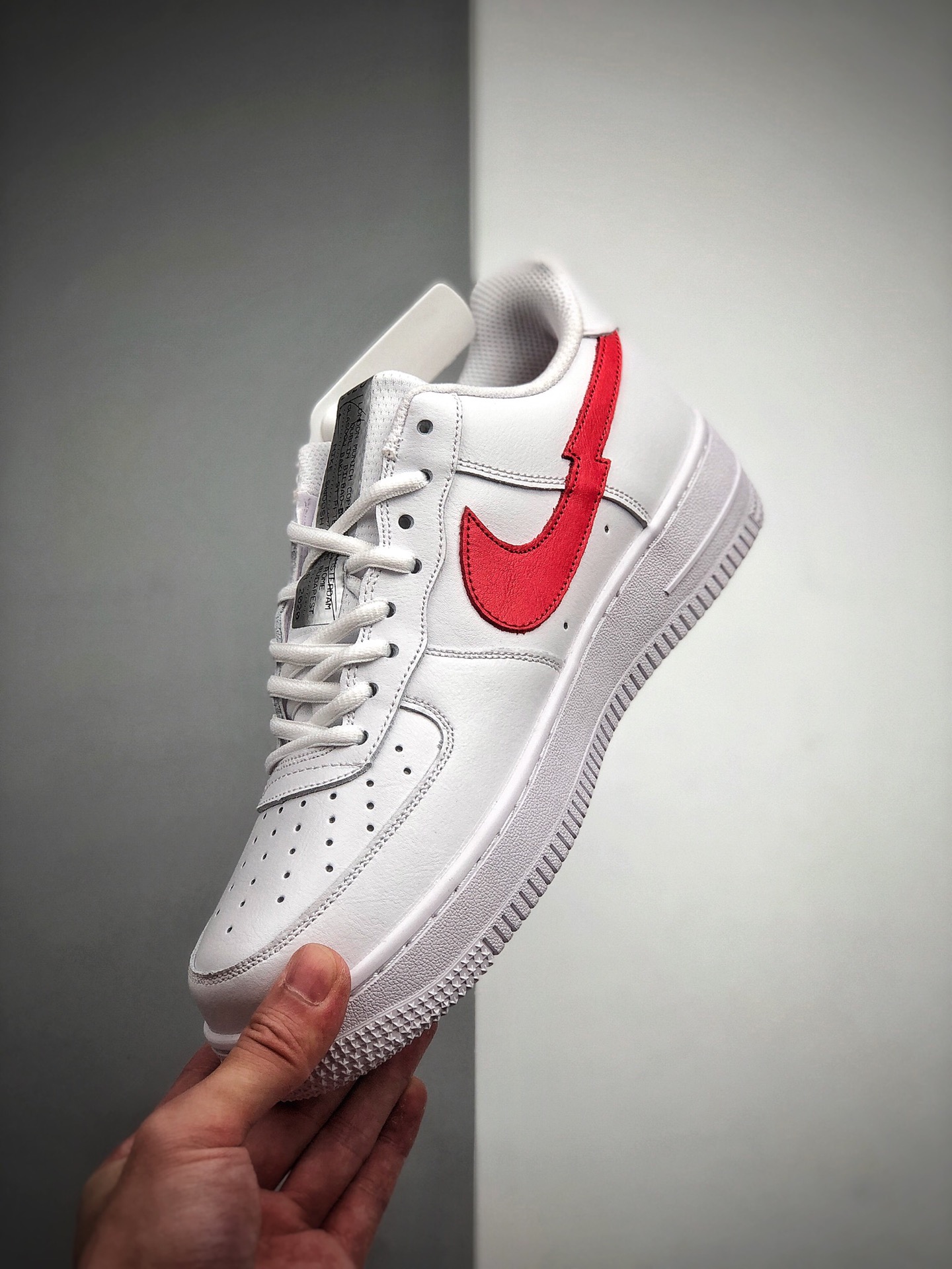 200   AIR FORCE 1 MID 3M 白红断勾 海外官方发售配色 全网实拍首发  原楦头原纸板  打造最纯正空军版型  专注外贸渠道  全掌内置气垫   原盒配件   中底钢印俱全 Size： 36 36.5 37.5 38 38.5 39 40 40.5 41 42 42.5 43 44 445. 45