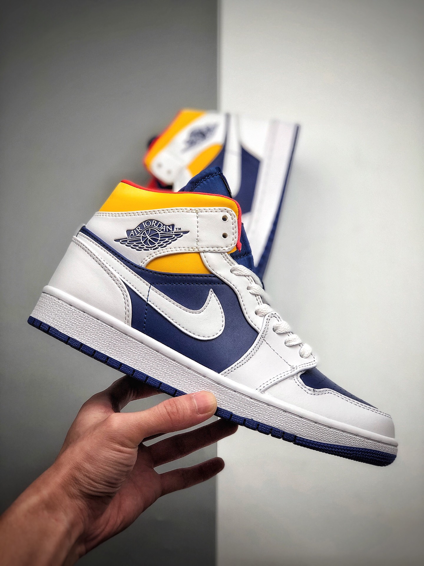 250 公司级2020年Air Jordan 1 Mid全新白黄蓝配色球鞋554724-131
