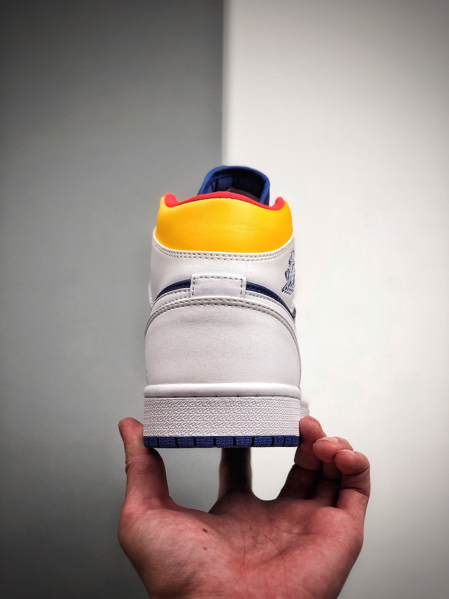 250 公司级2020年Air Jordan 1 Mid全新白黄蓝配色球鞋554724-131