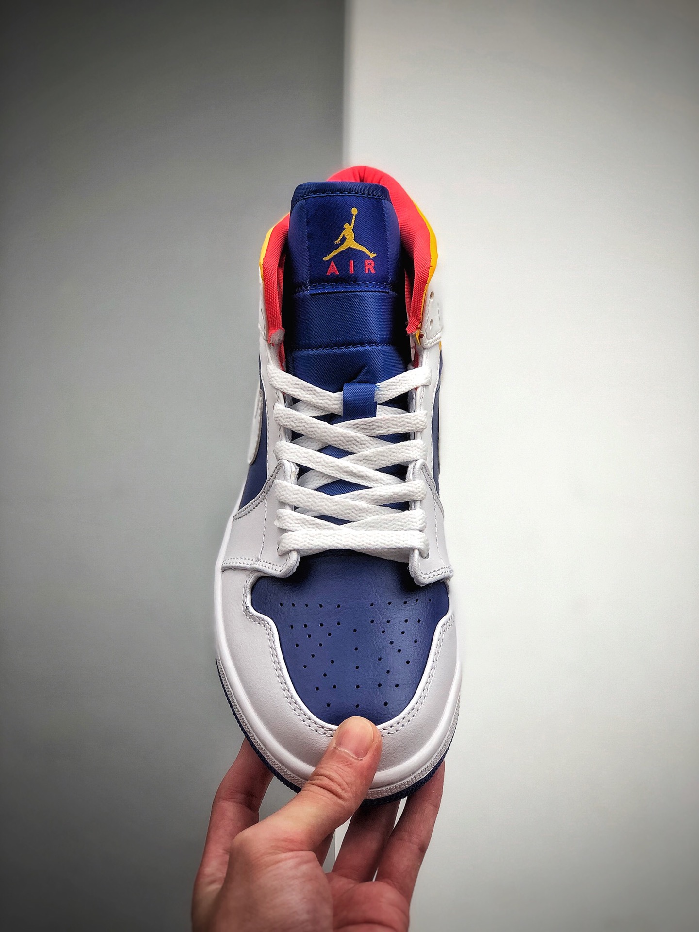 250 公司级2020年Air Jordan 1 Mid全新白黄蓝配色球鞋554724-131