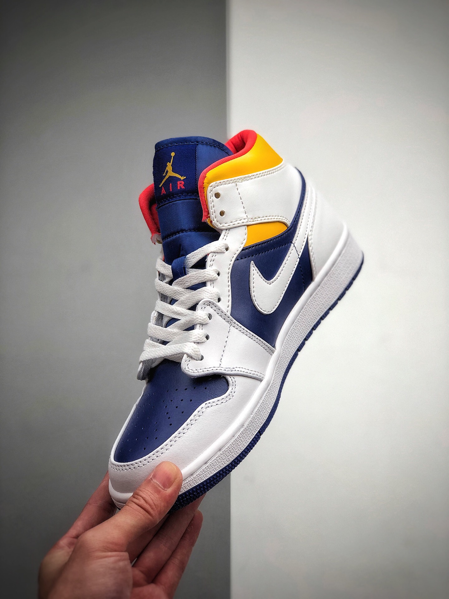250 公司级2020年Air Jordan 1 Mid全新白黄蓝配色球鞋554724-131