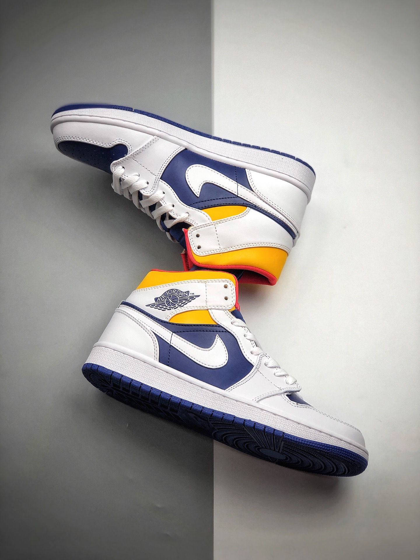 250 公司级2020年Air Jordan 1 Mid全新白黄蓝配色球鞋554724-131