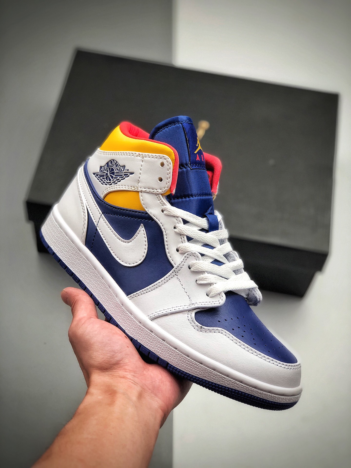 250 公司级2020年Air Jordan 1 Mid全新白黄蓝配色球鞋554724-131